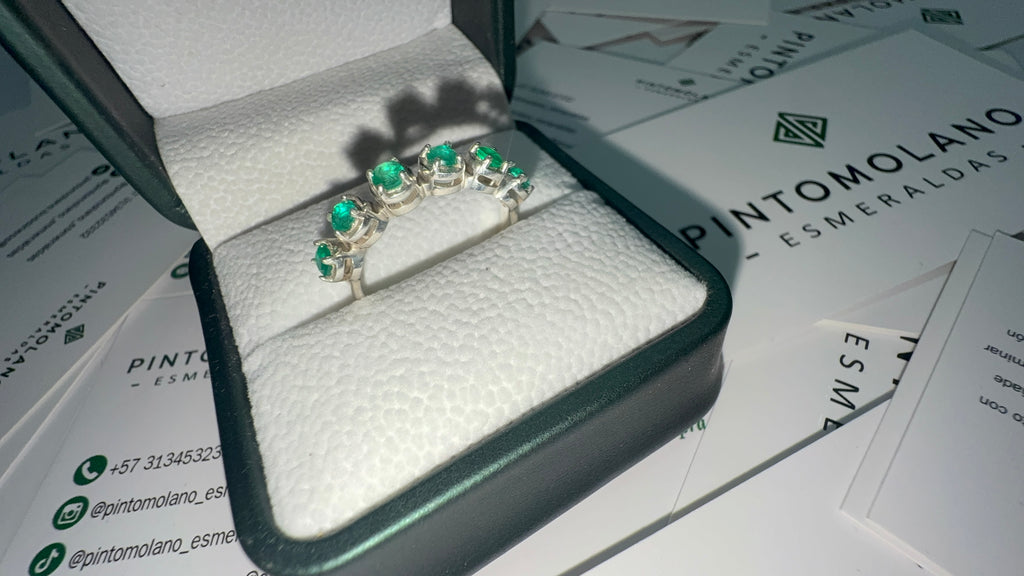 Anillo En Plata Con 6 Esmeraldas - Disponible para Fabricación