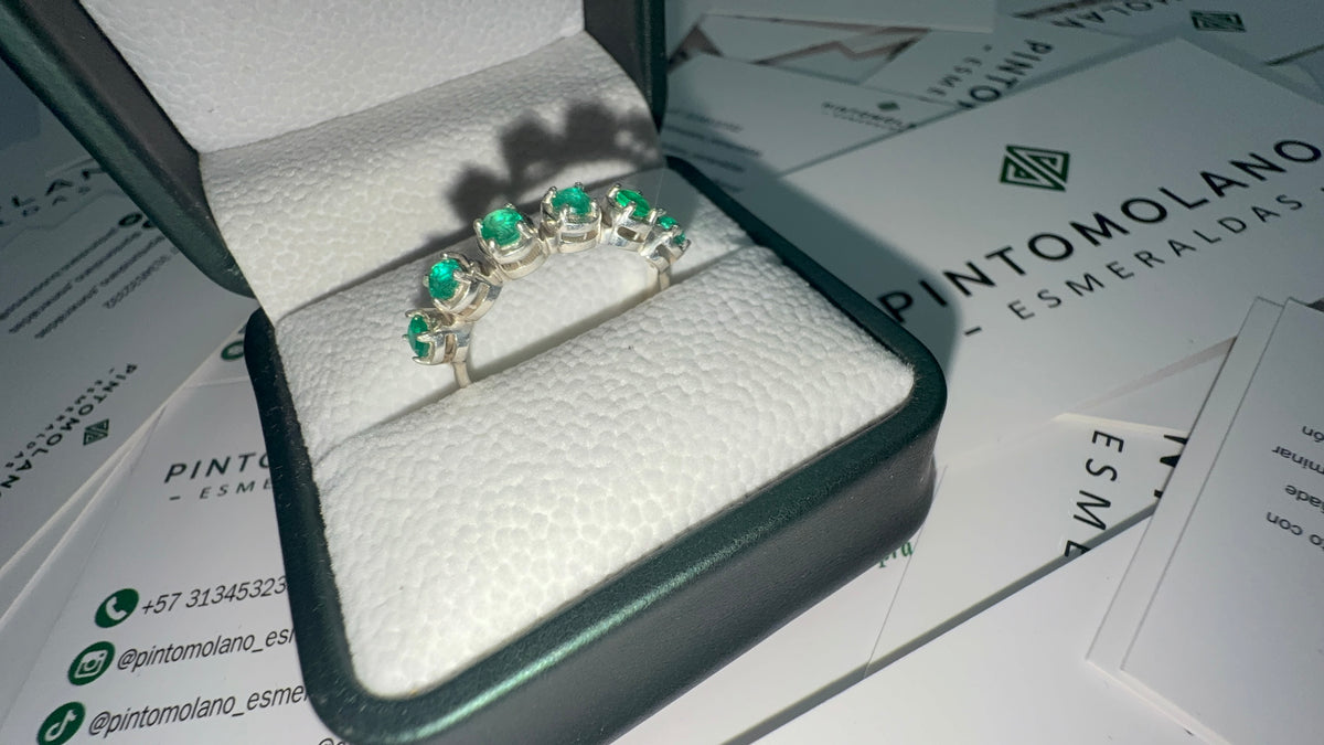 Anillo En Plata Con 6 Esmeraldas - Disponible para Fabricación