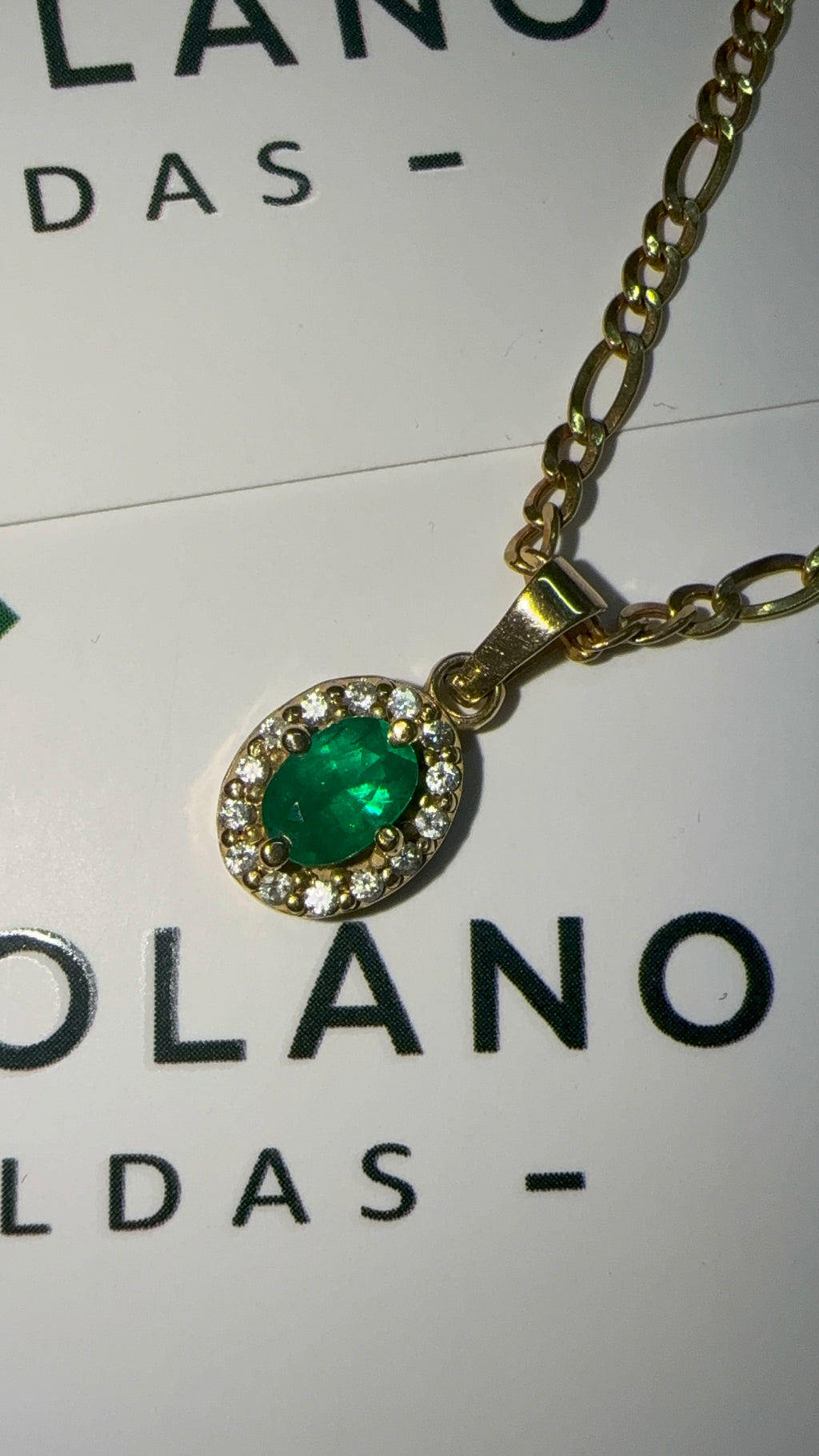 Dije en Oro con Esmeralda Ovalada y Diamantes