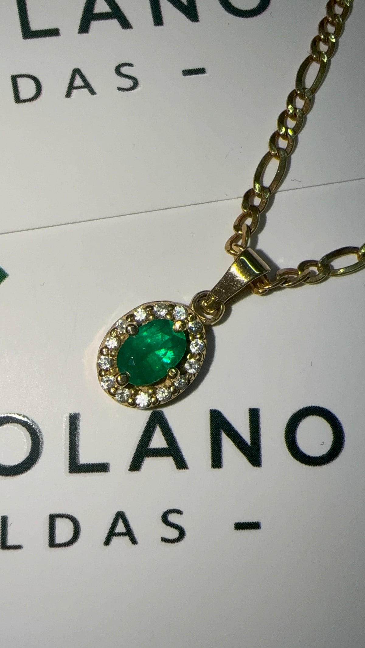 Dije en Oro con Esmeralda Ovalada y Diamantes