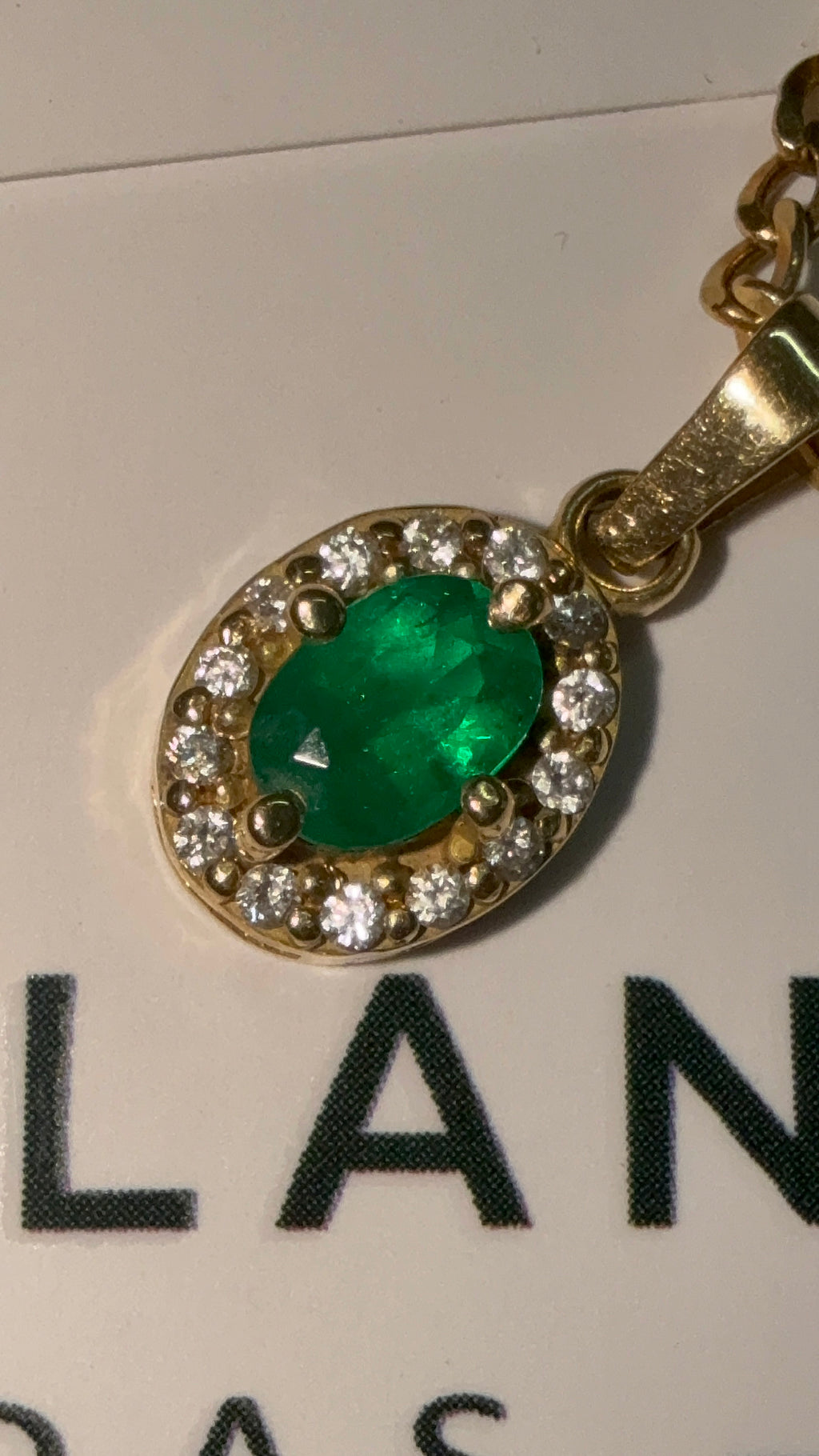 Dije en Oro con Esmeralda Ovalada y Diamantes