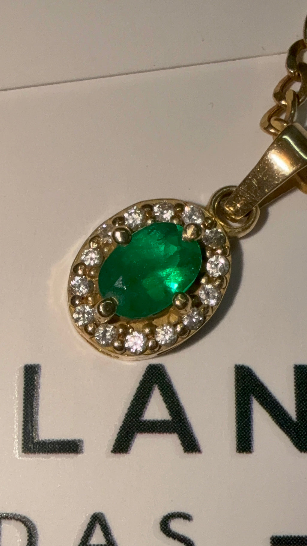 Dije en Oro con Esmeralda Ovalada y Diamantes