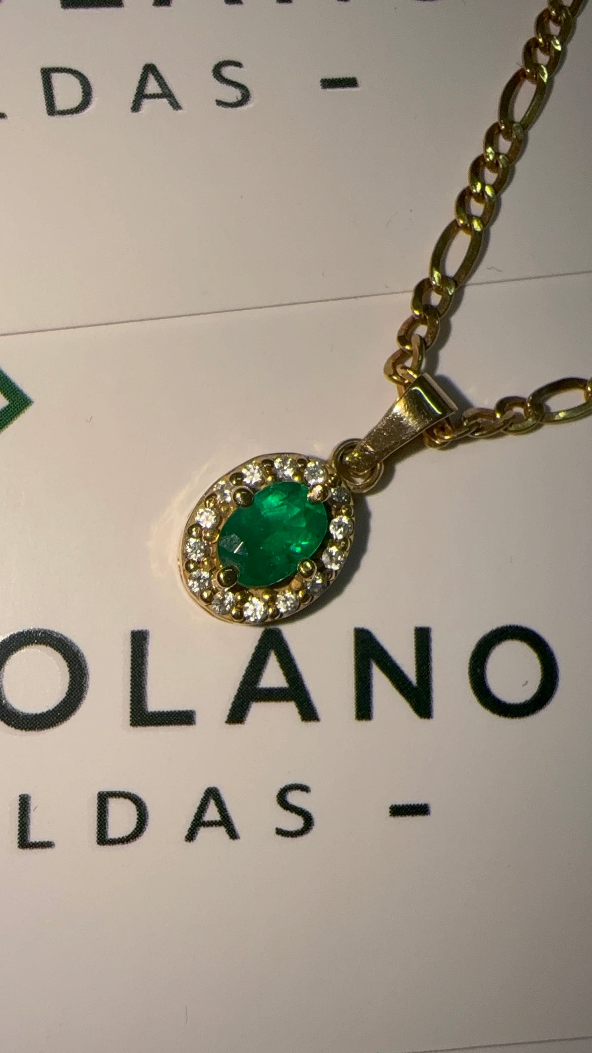 Dije en Oro con Esmeralda Ovalada y Diamantes