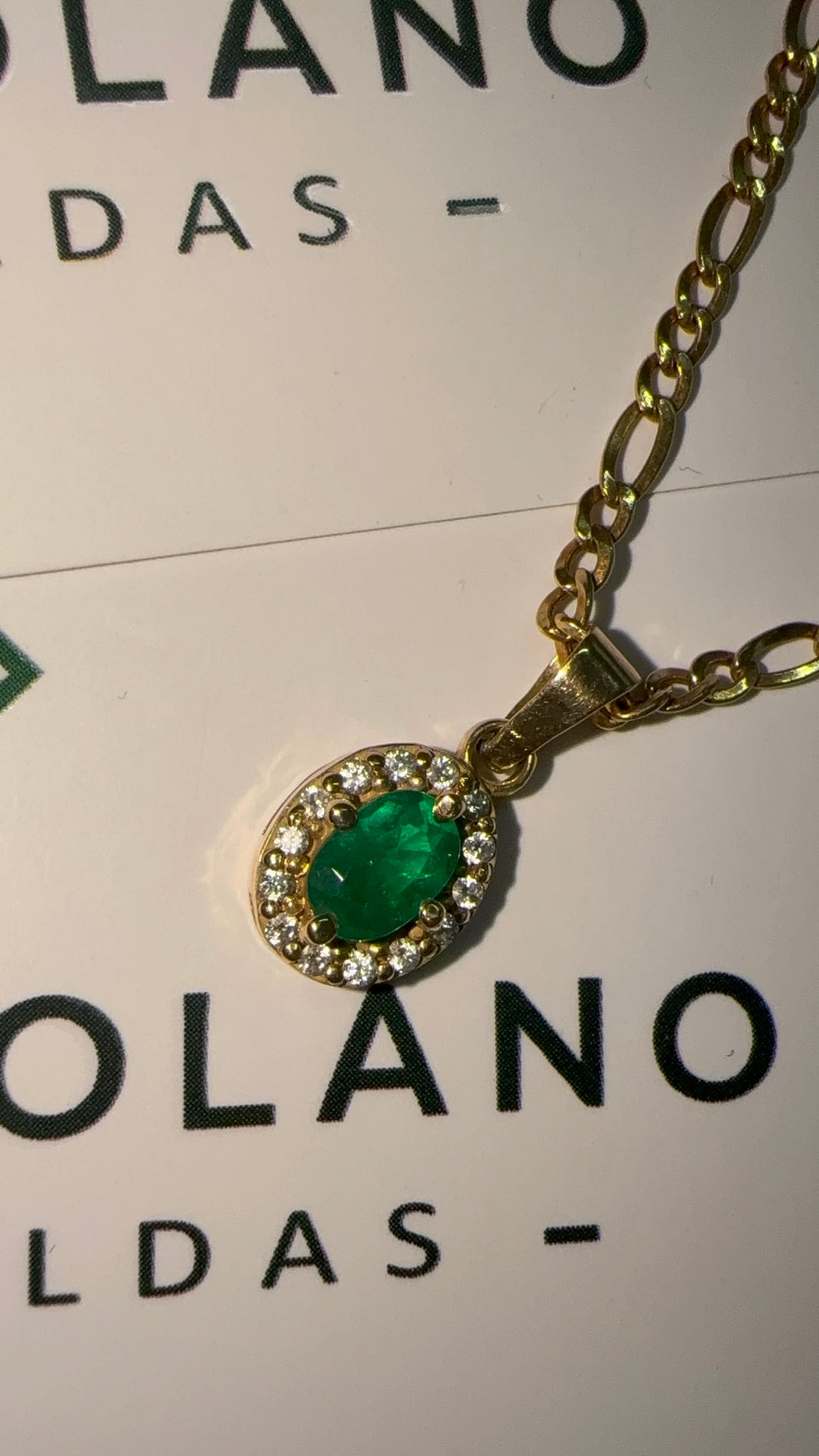 Dije en Oro con Esmeralda Ovalada y Diamantes