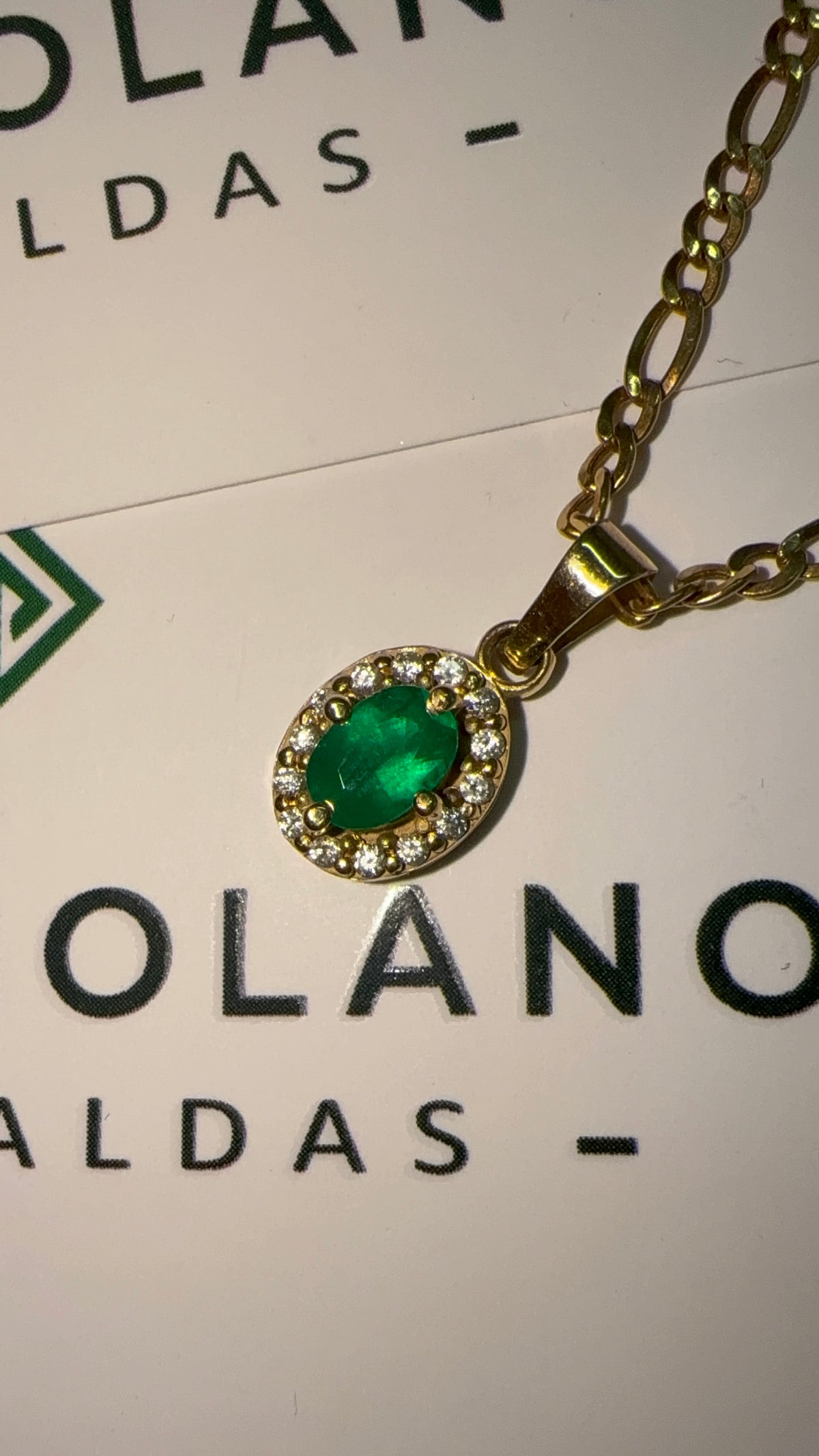 Dije en Oro con Esmeralda Ovalada y Diamantes