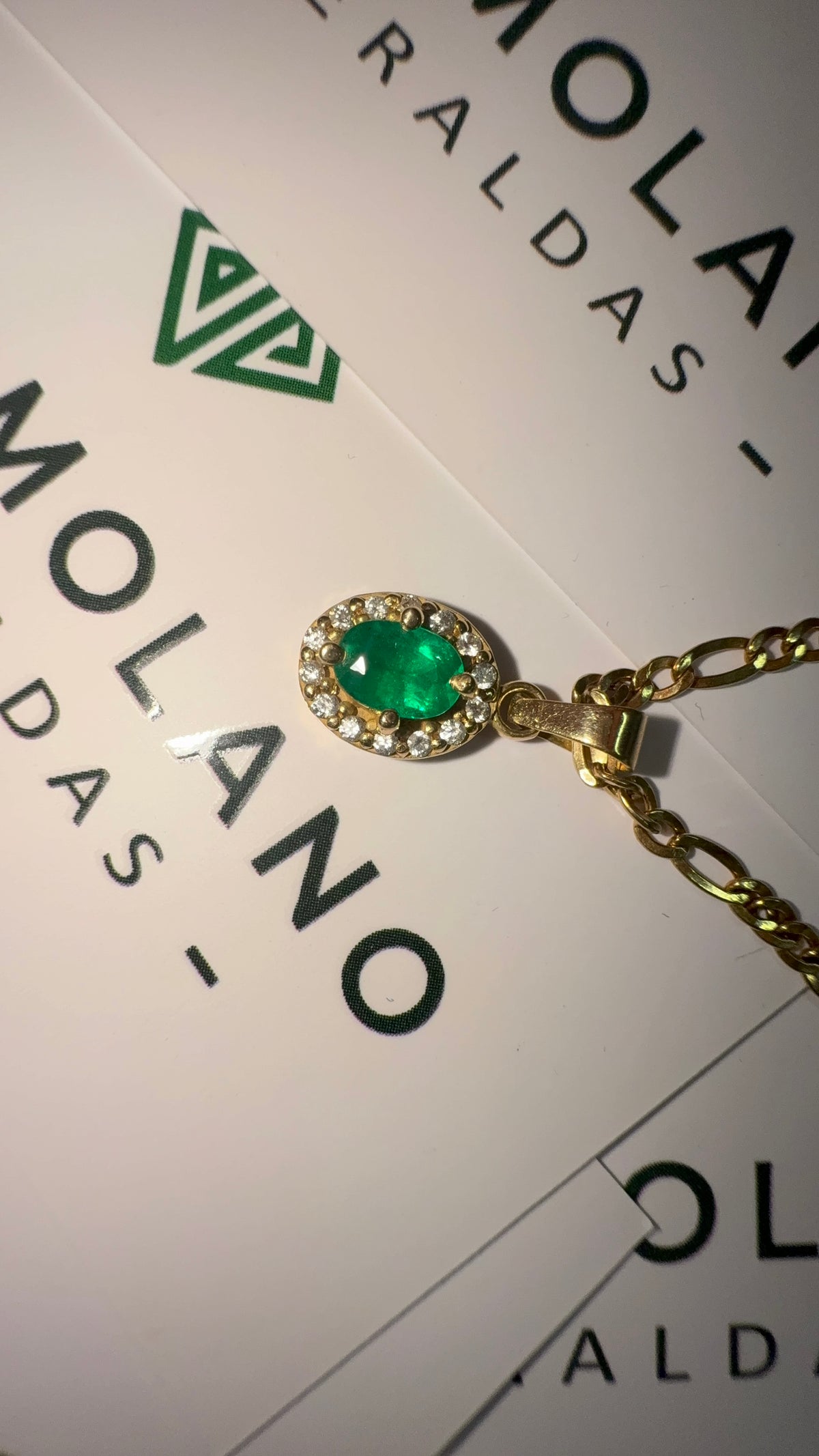 Dije en Oro con Esmeralda Ovalada y Diamantes