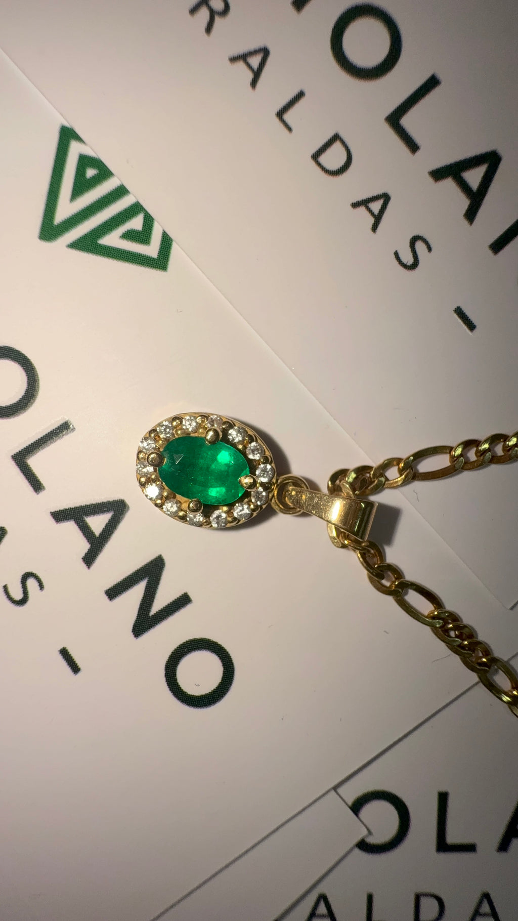 Dije en Oro con Esmeralda Ovalada y Diamantes