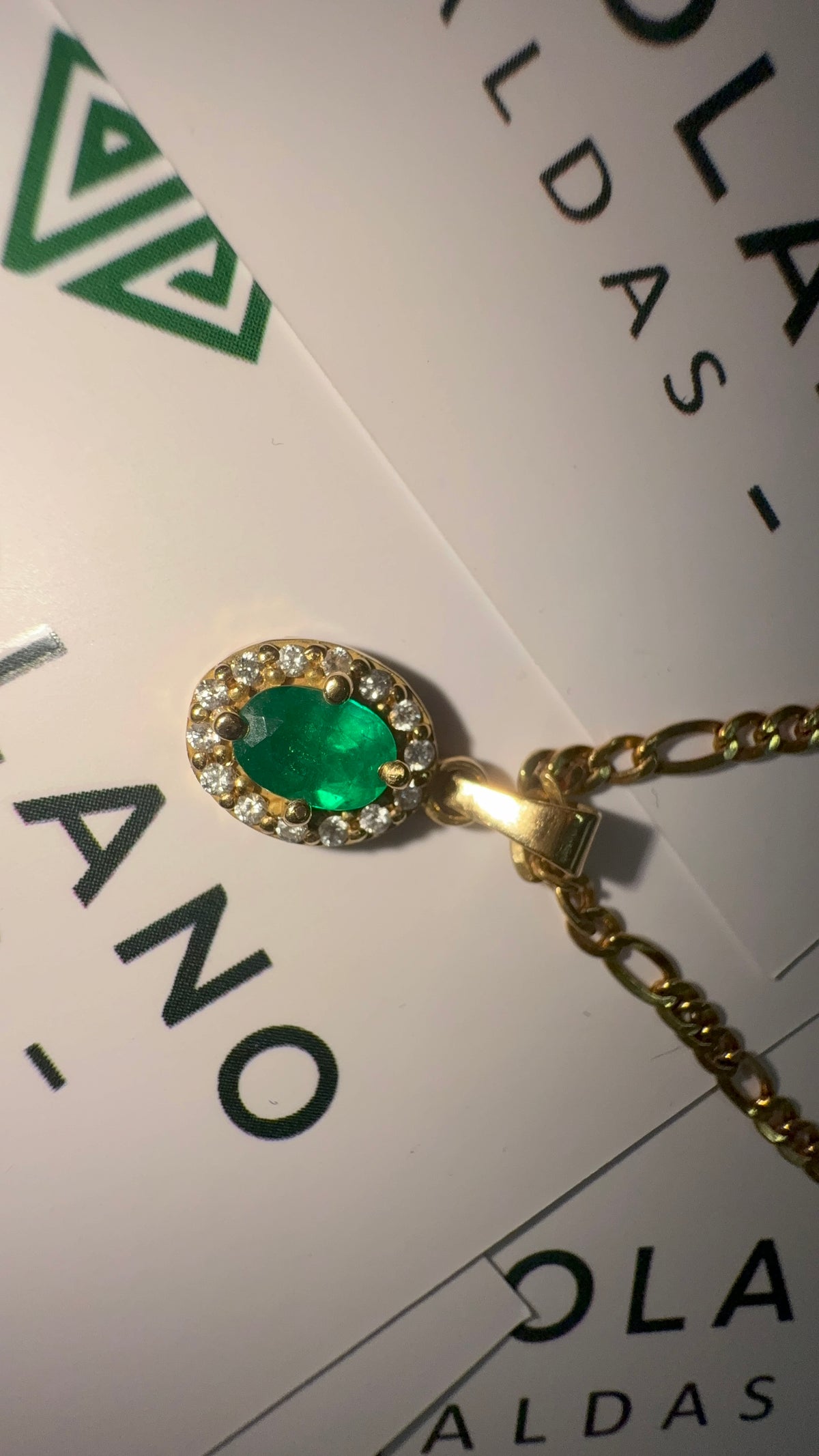 Dije en Oro con Esmeralda Ovalada y Diamantes