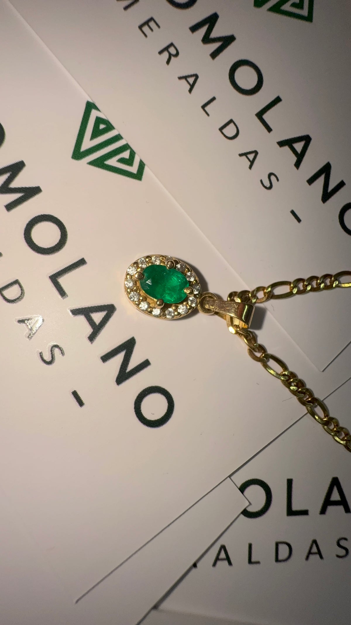 Dije en Oro con Esmeralda Ovalada y Diamantes