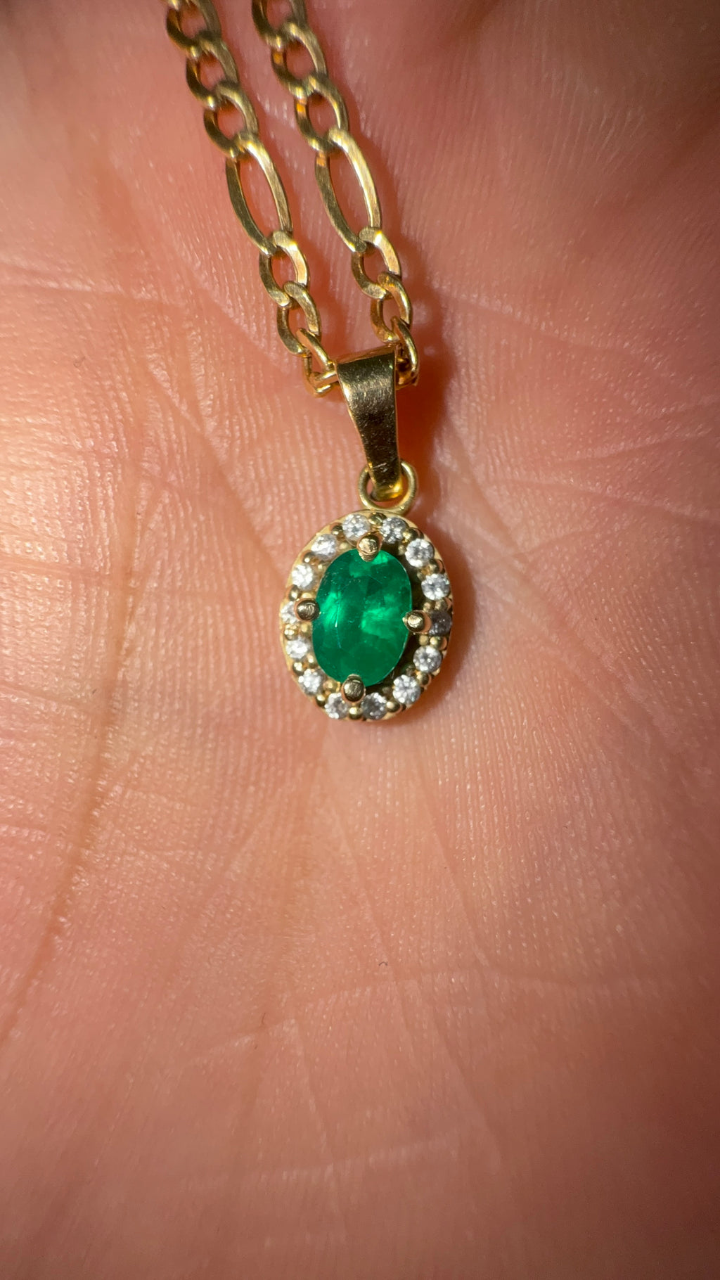 Dije en Oro con Esmeralda Ovalada y Diamantes