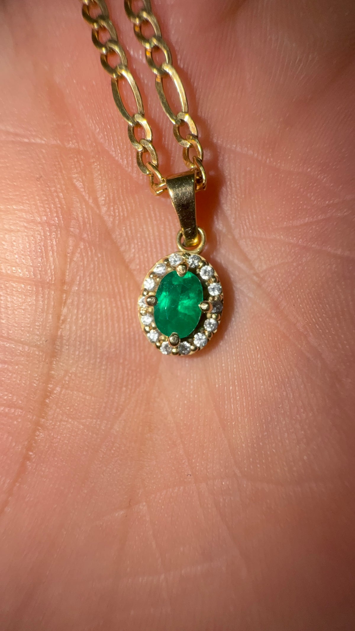 Dije en Oro con Esmeralda Ovalada y Diamantes