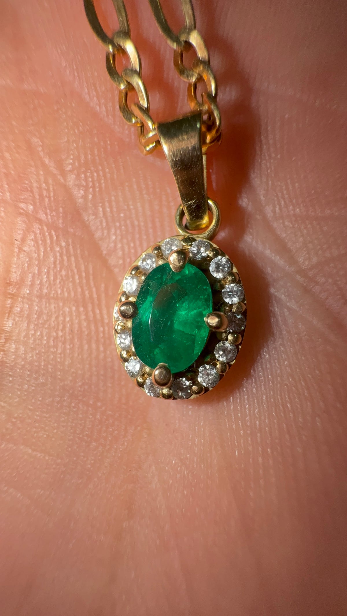 Dije en Oro con Esmeralda Ovalada y Diamantes
