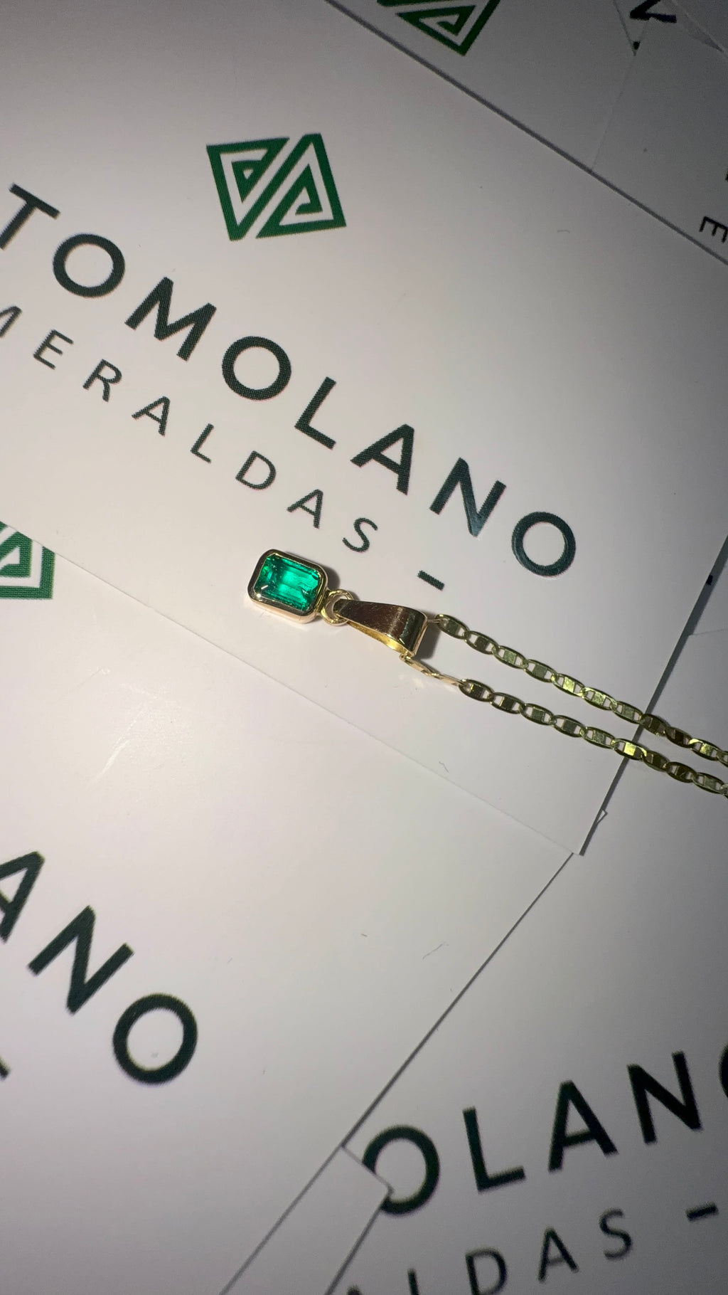Dije en Oro con Esmeralda Talla Esmeralda