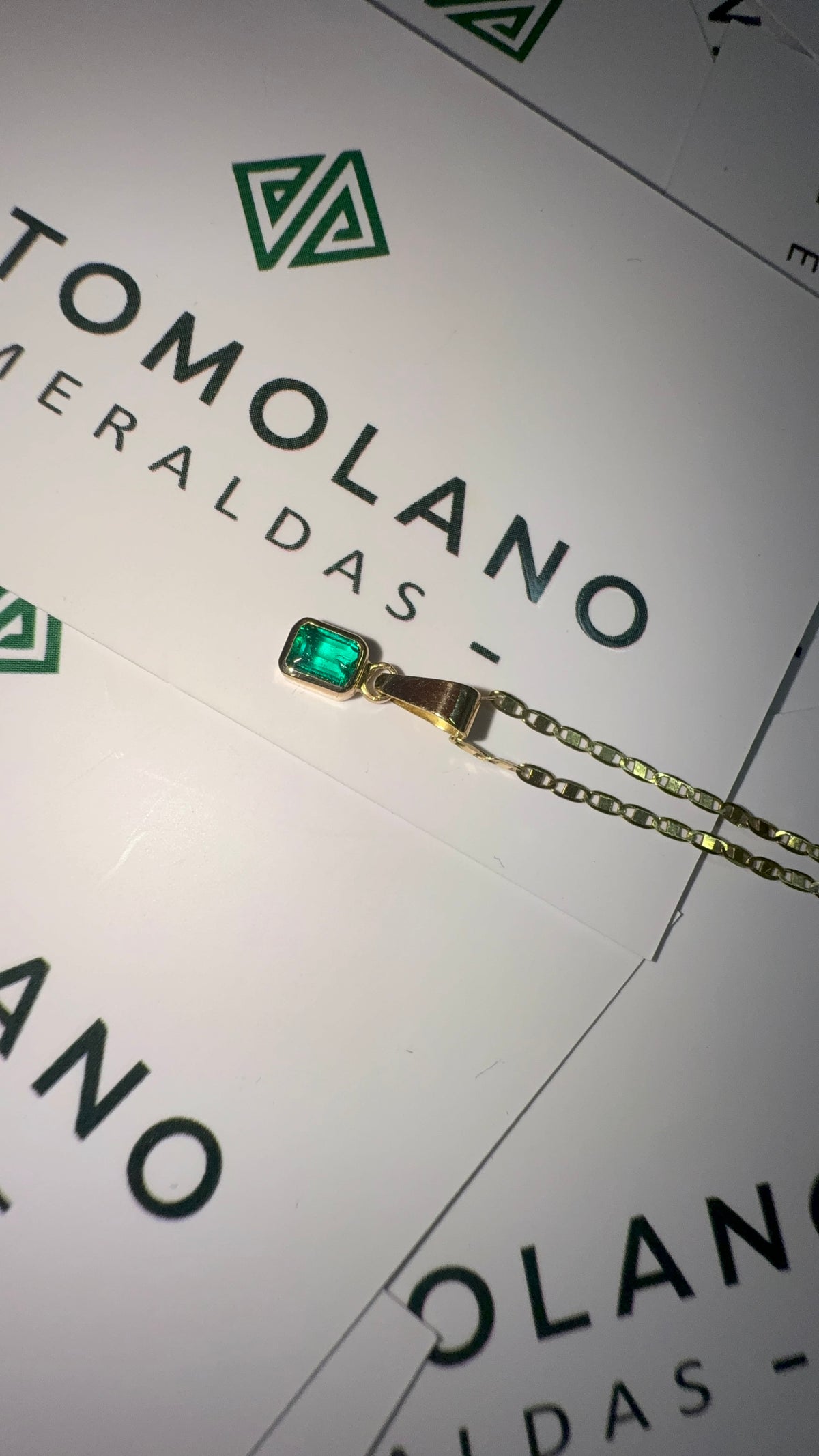 Dije en Oro con Esmeralda Talla Esmeralda