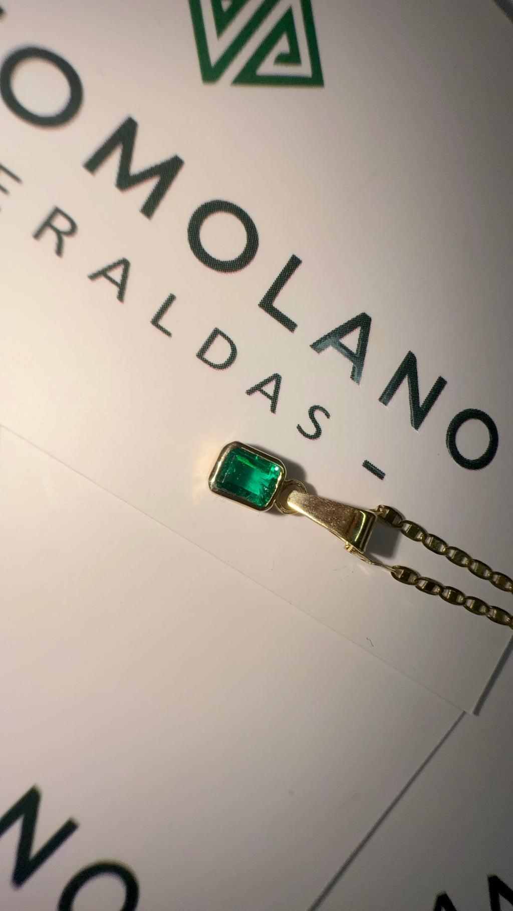 Dije en Oro con Esmeralda Talla Esmeralda