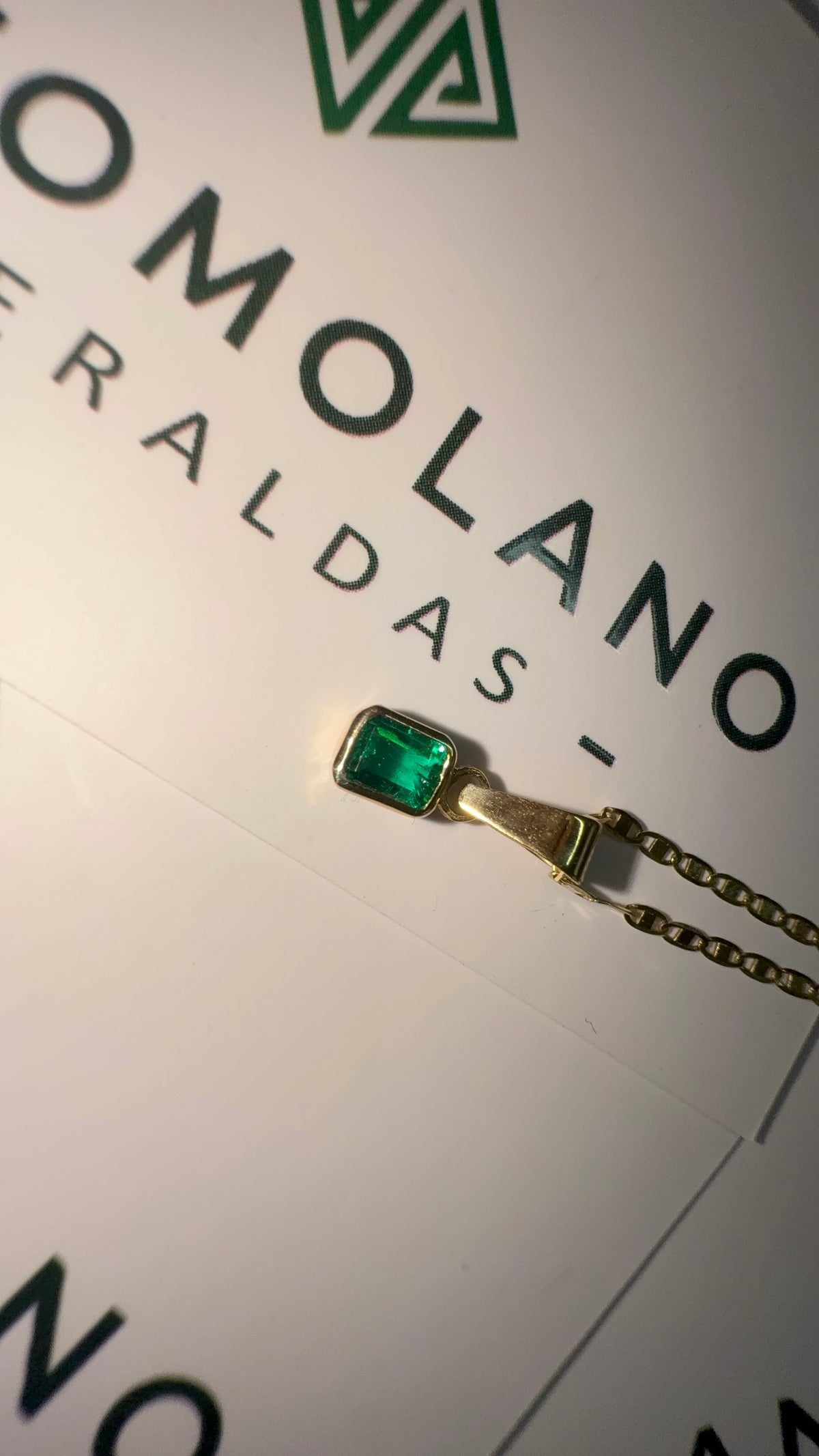 Dije en Oro con Esmeralda Talla Esmeralda