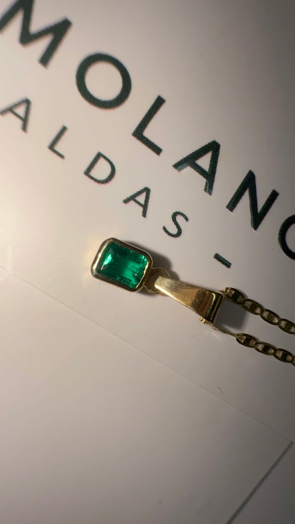 Dije en Oro con Esmeralda Talla Esmeralda