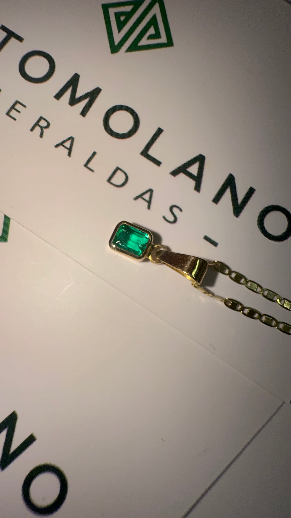 Dije en Oro con Esmeralda Talla Esmeralda