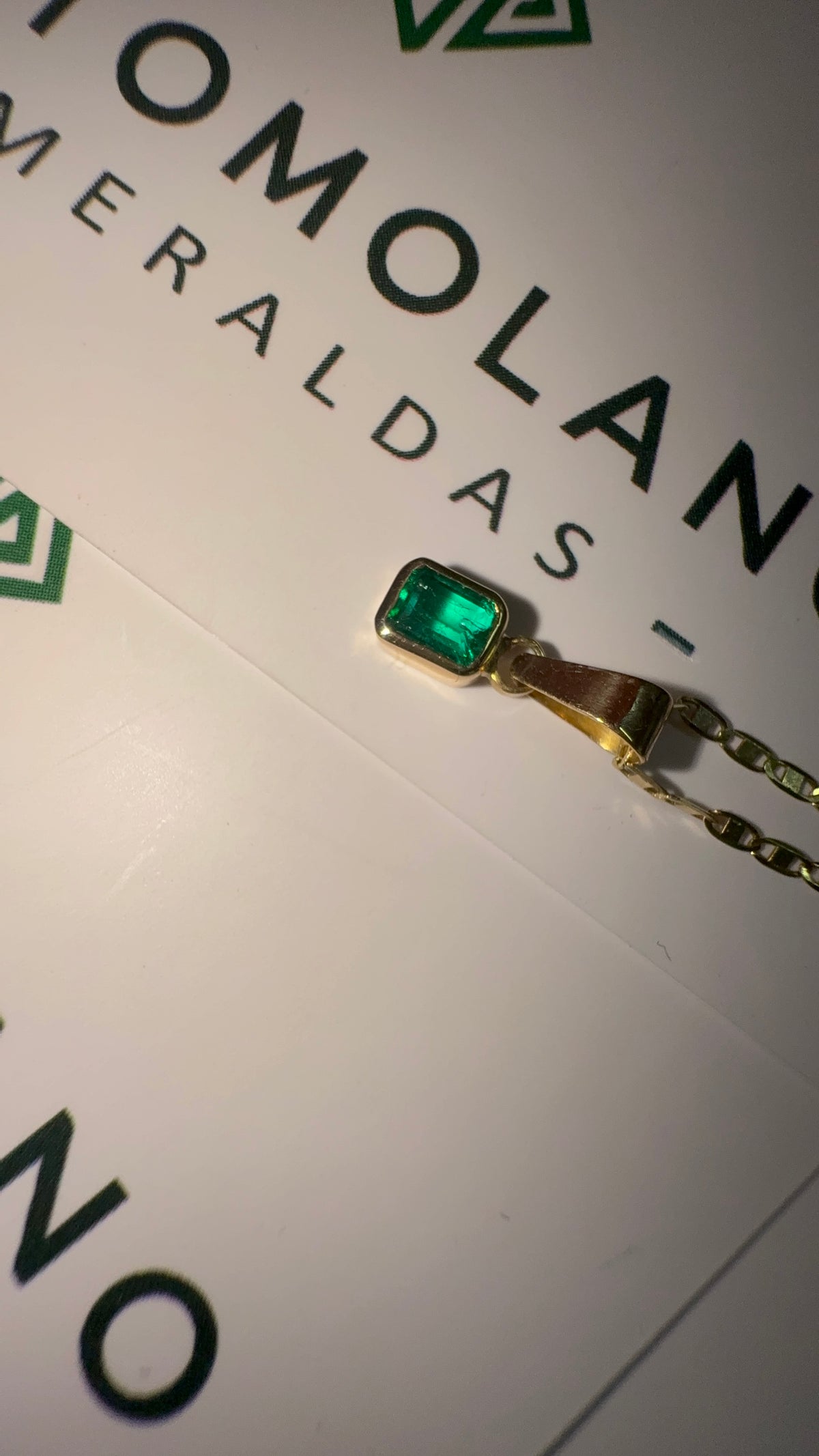 Dije en Oro con Esmeralda Talla Esmeralda