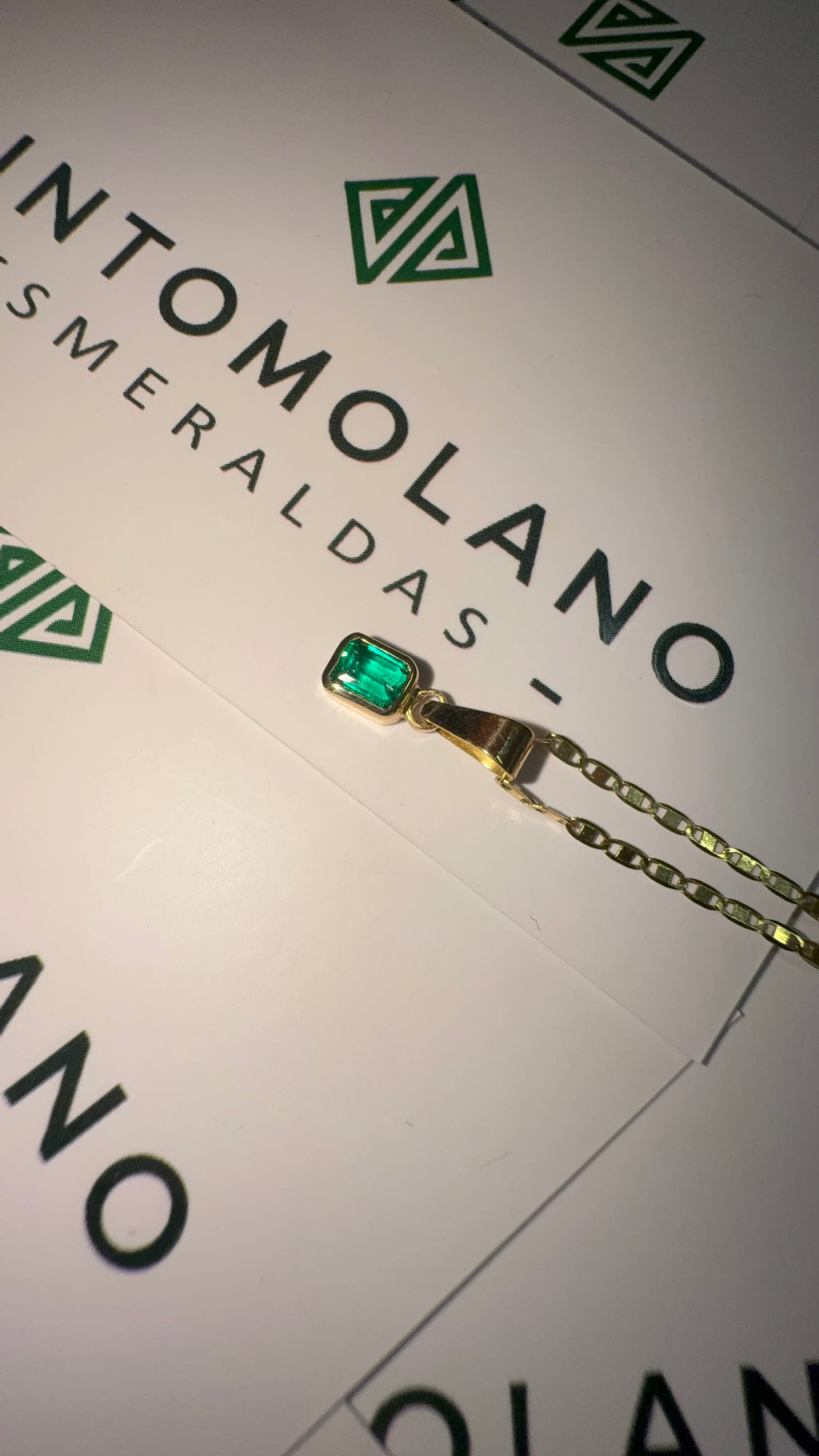 Dije en Oro con Esmeralda Talla Esmeralda