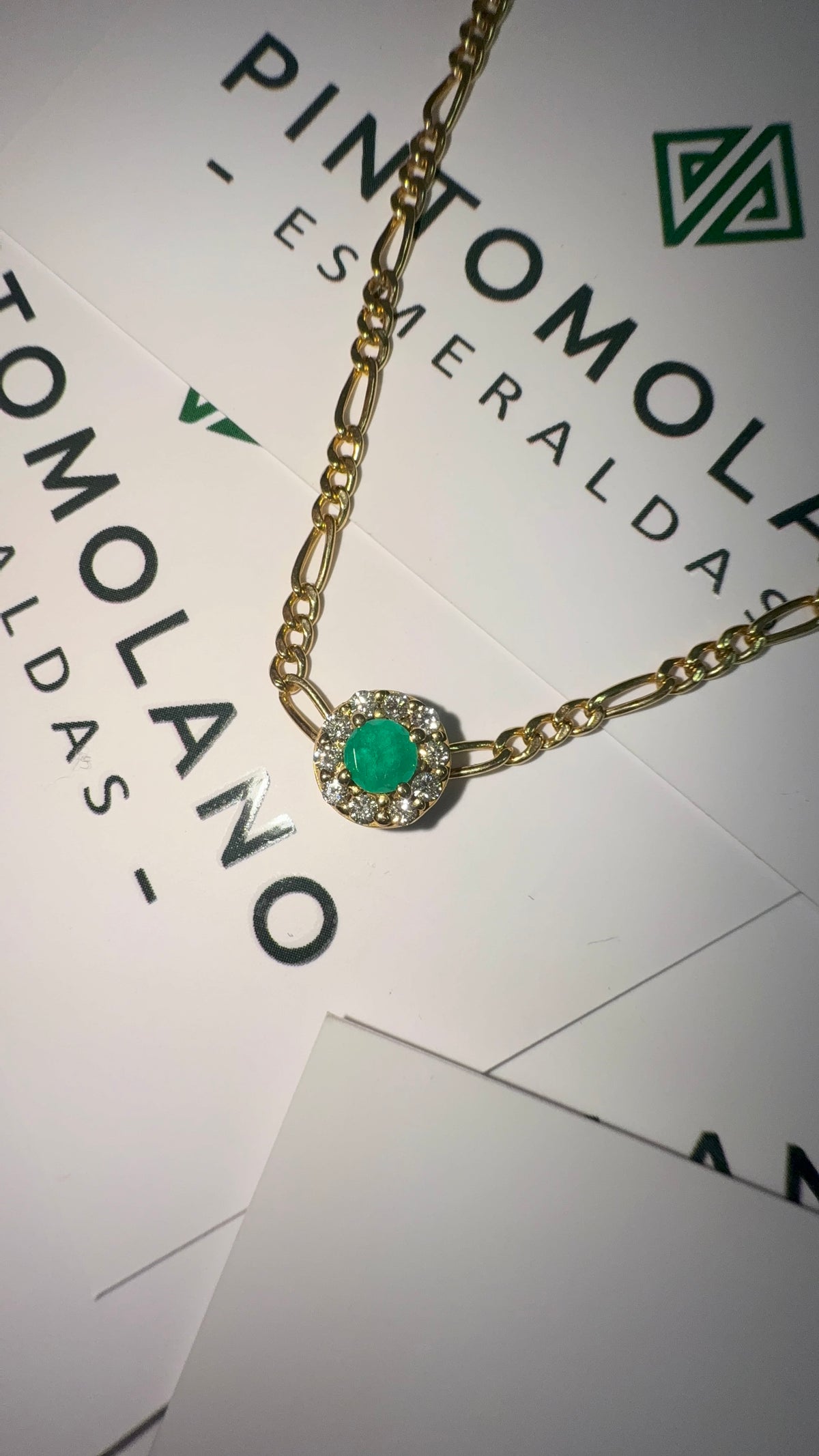 Dije En Oro Redondo Con Esmeralda y Diamantes