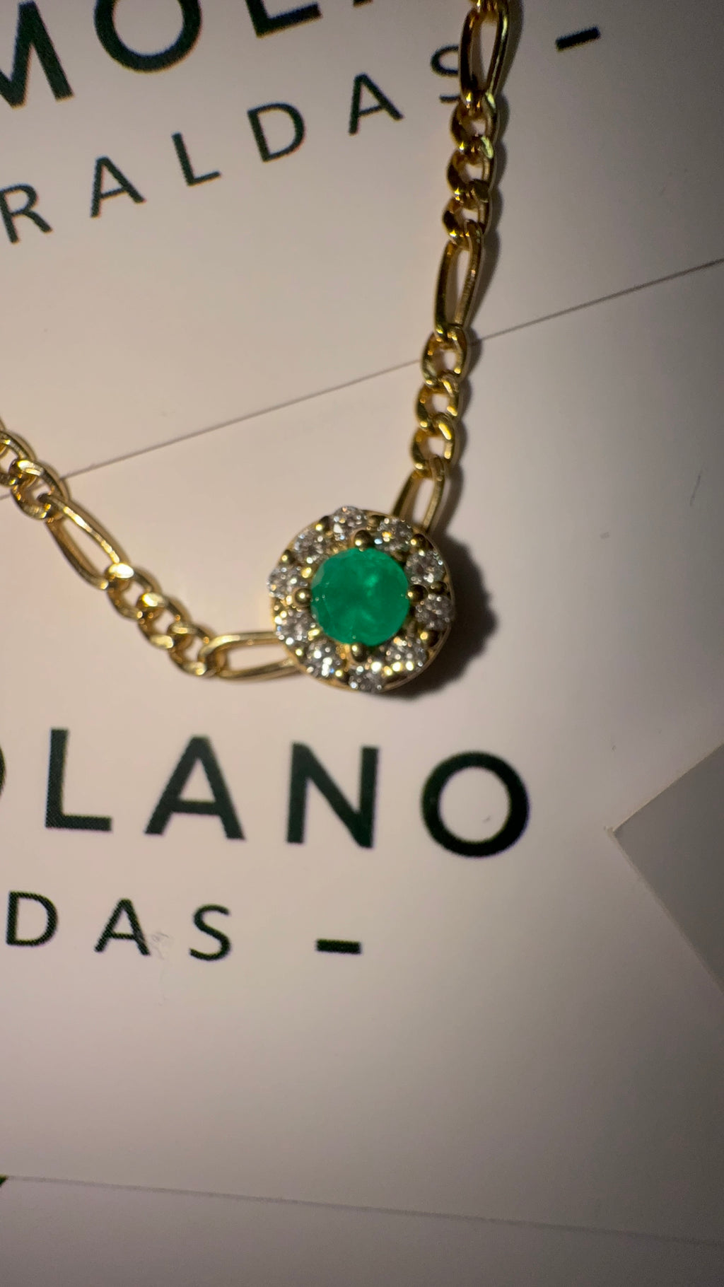 Dije En Oro Redondo Con Esmeralda y Diamantes