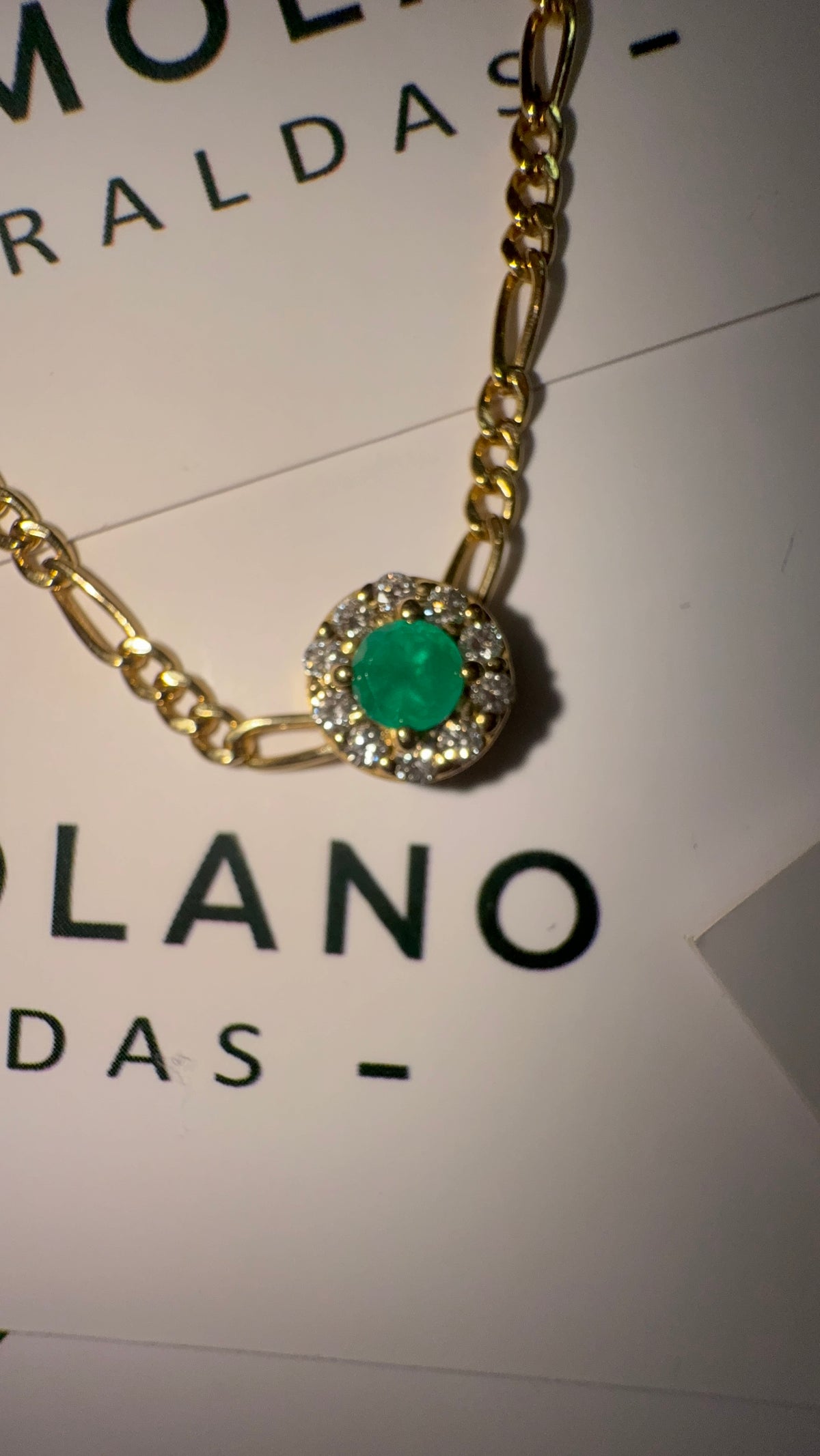 Dije En Oro Redondo Con Esmeralda y Diamantes