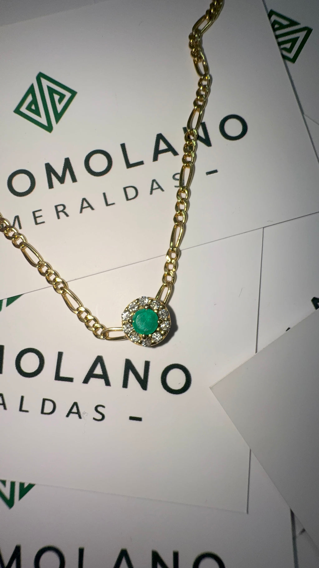 Dije En Oro Redondo Con Esmeralda y Diamantes