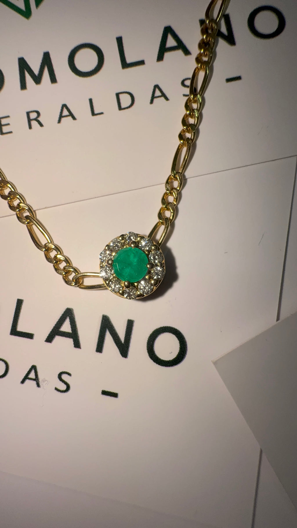 Dije En Oro Redondo Con Esmeralda y Diamantes