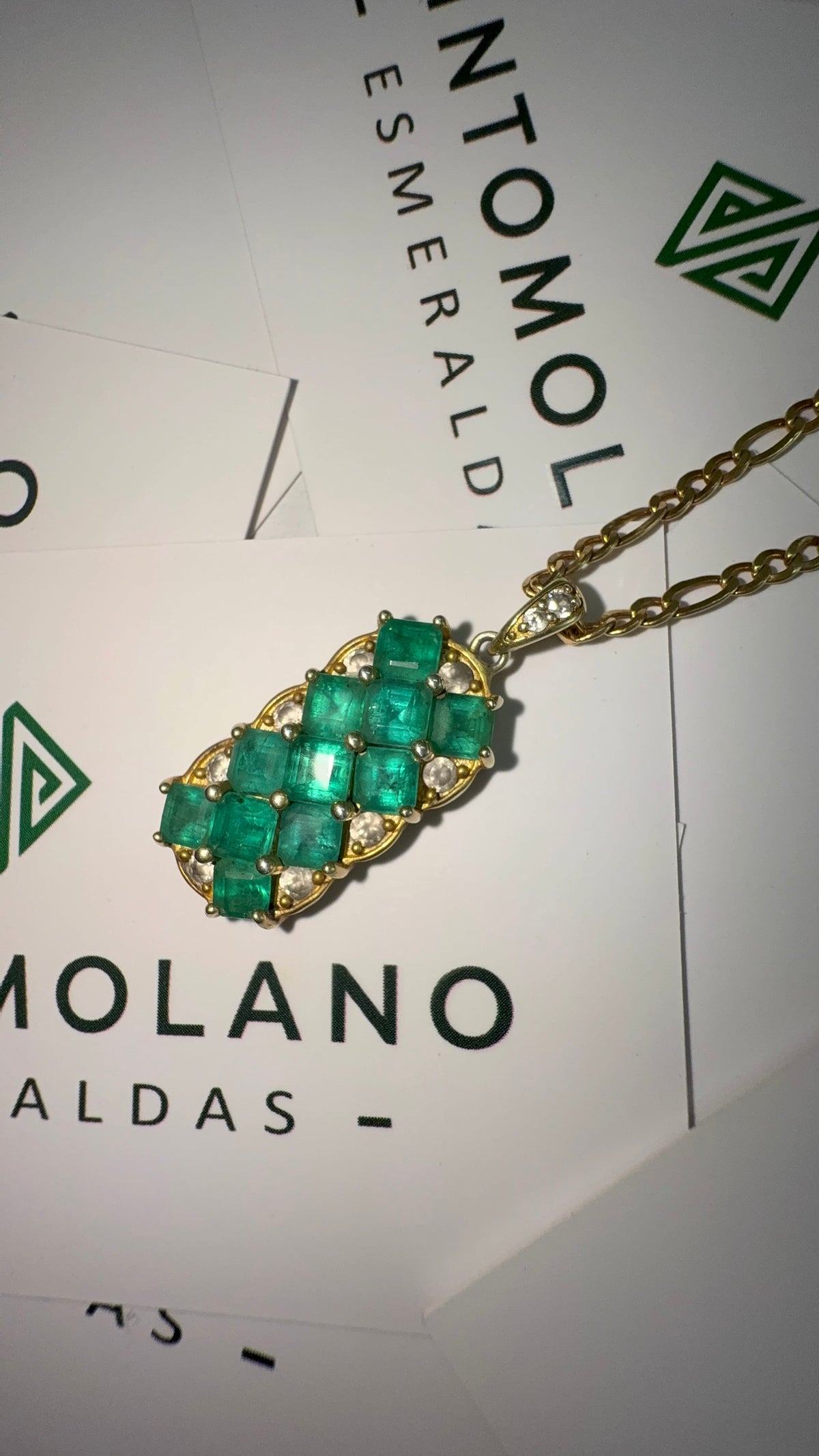 Dije Exclusivo En Oro con 11 Esmeraldas - Disponible para Fabricación