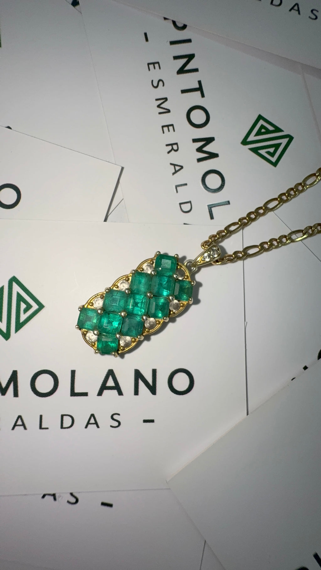 Dije Exclusivo En Oro con 11 Esmeraldas - Disponible para Fabricación