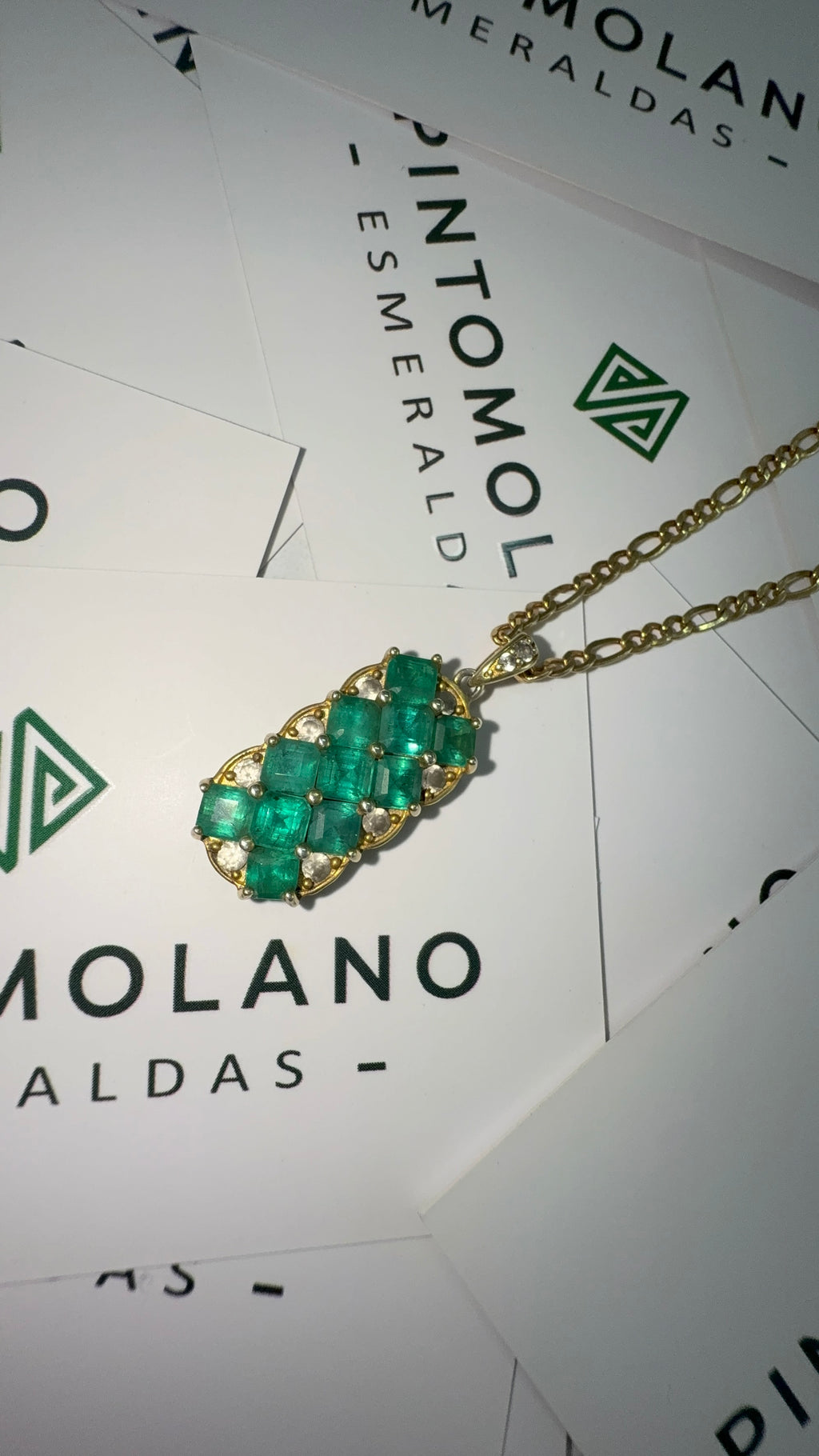 Dije Exclusivo En Oro con 11 Esmeraldas - Disponible para Fabricación