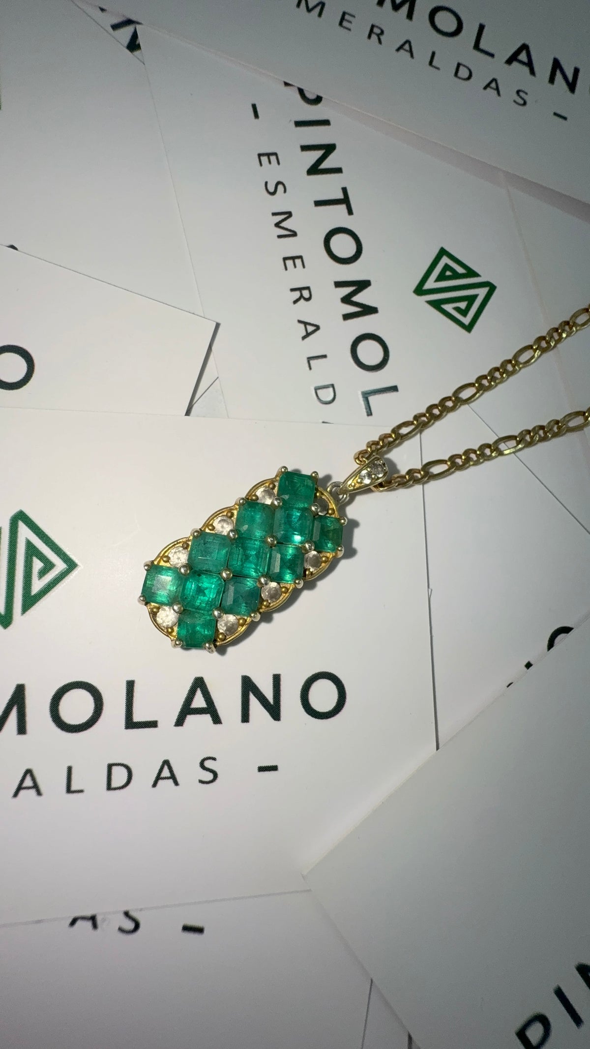 Dije Exclusivo En Oro con 11 Esmeraldas - Disponible para Fabricación