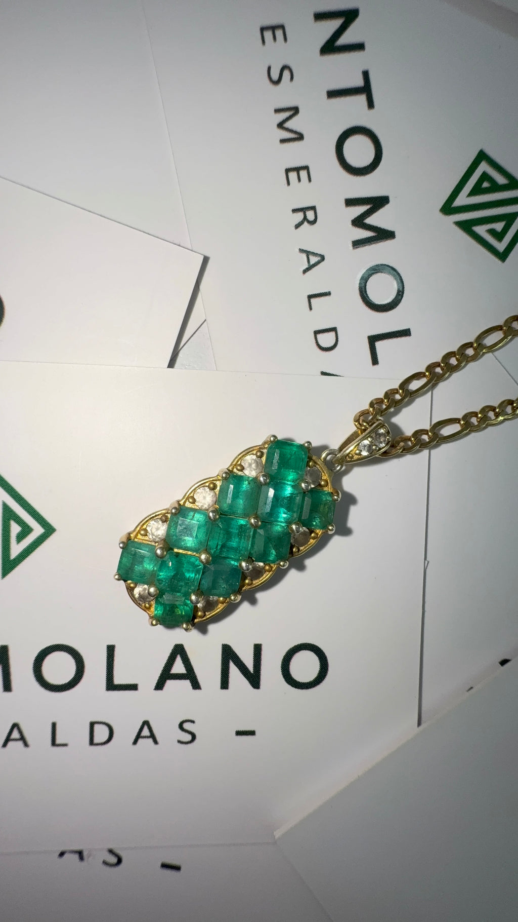 Dije Exclusivo En Oro con 11 Esmeraldas - Disponible para Fabricación