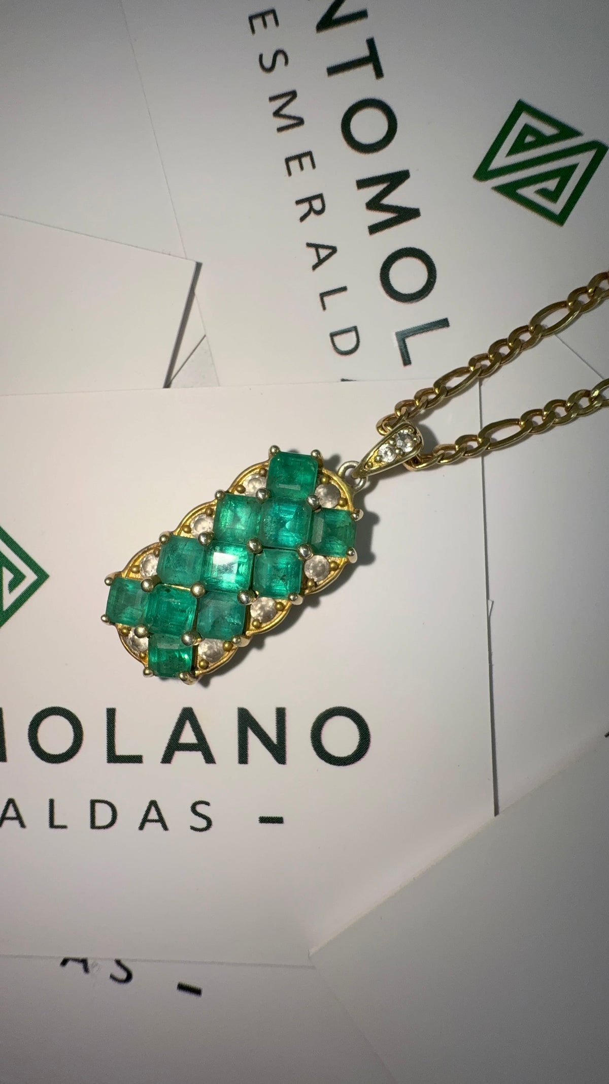 Dije Exclusivo En Oro con 11 Esmeraldas - Disponible para Fabricación