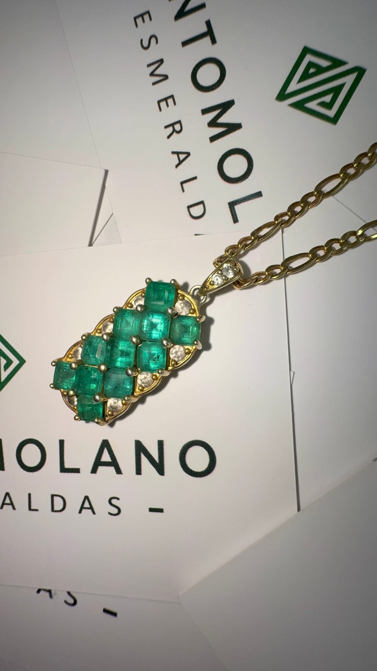 Dije Exclusivo En Oro con 11 Esmeraldas - Disponible para Fabricación