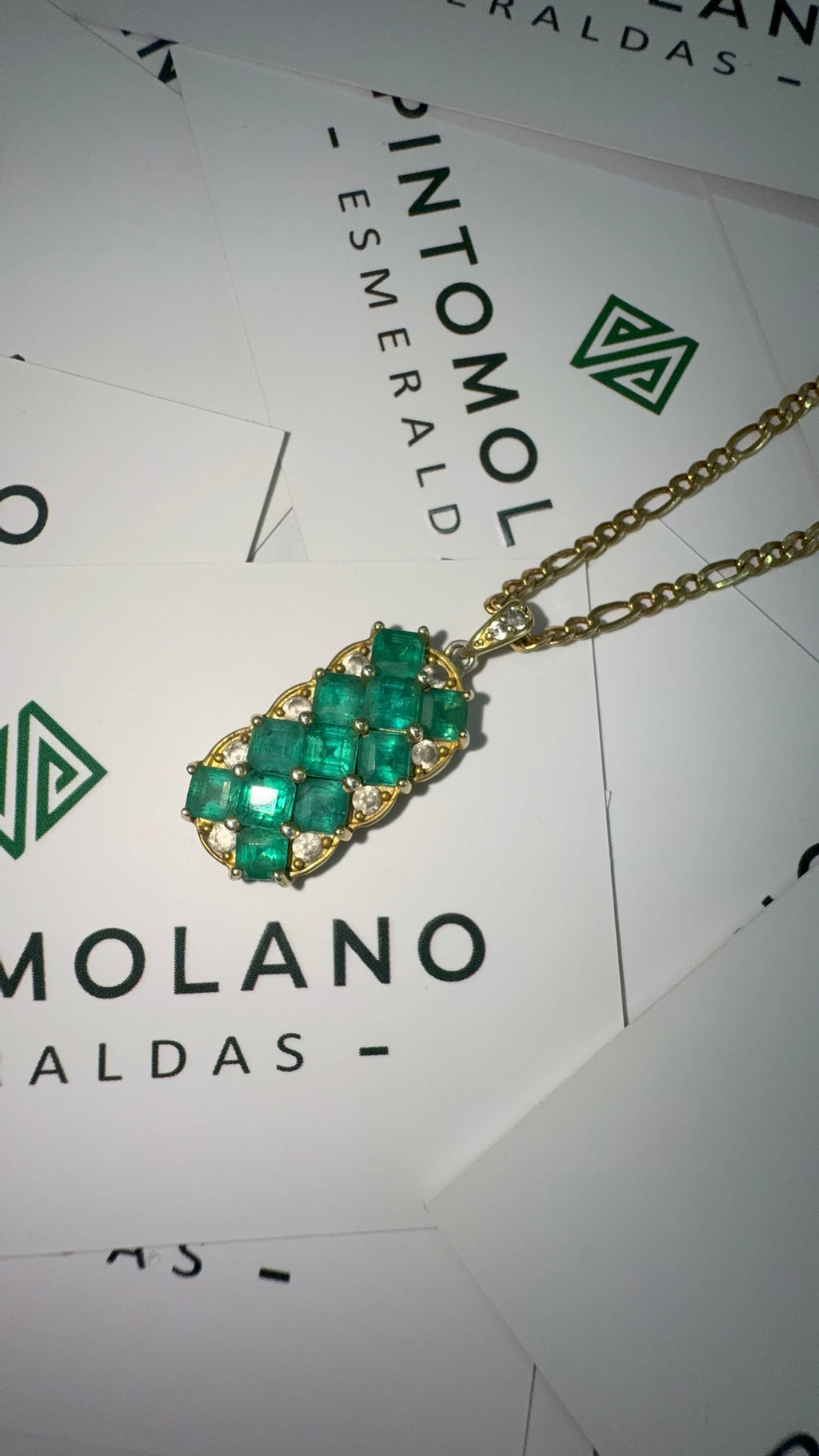 Dije Exclusivo En Oro con 11 Esmeraldas - Disponible para Fabricación
