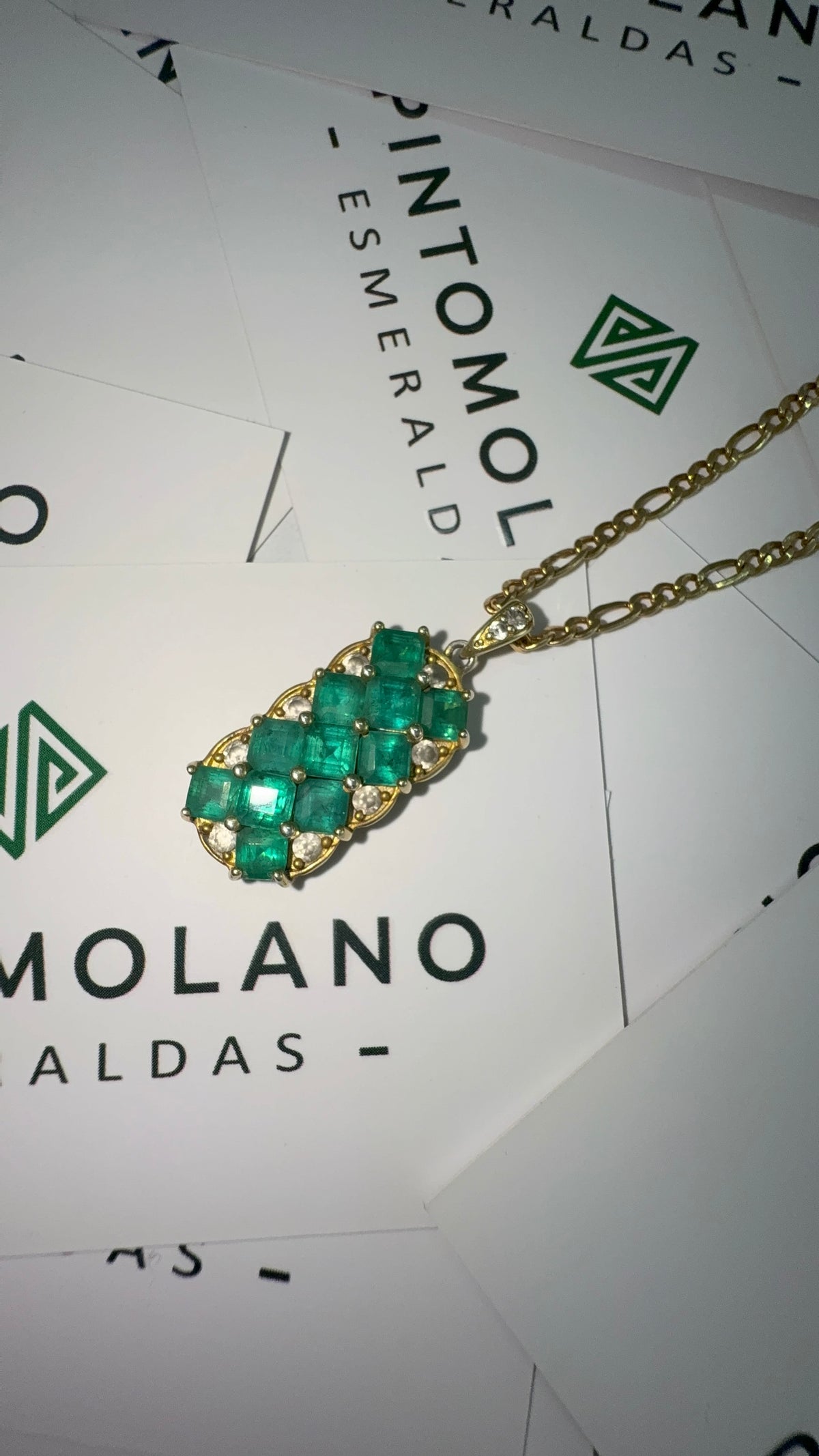 Dije Exclusivo En Oro con 11 Esmeraldas - Disponible para Fabricación