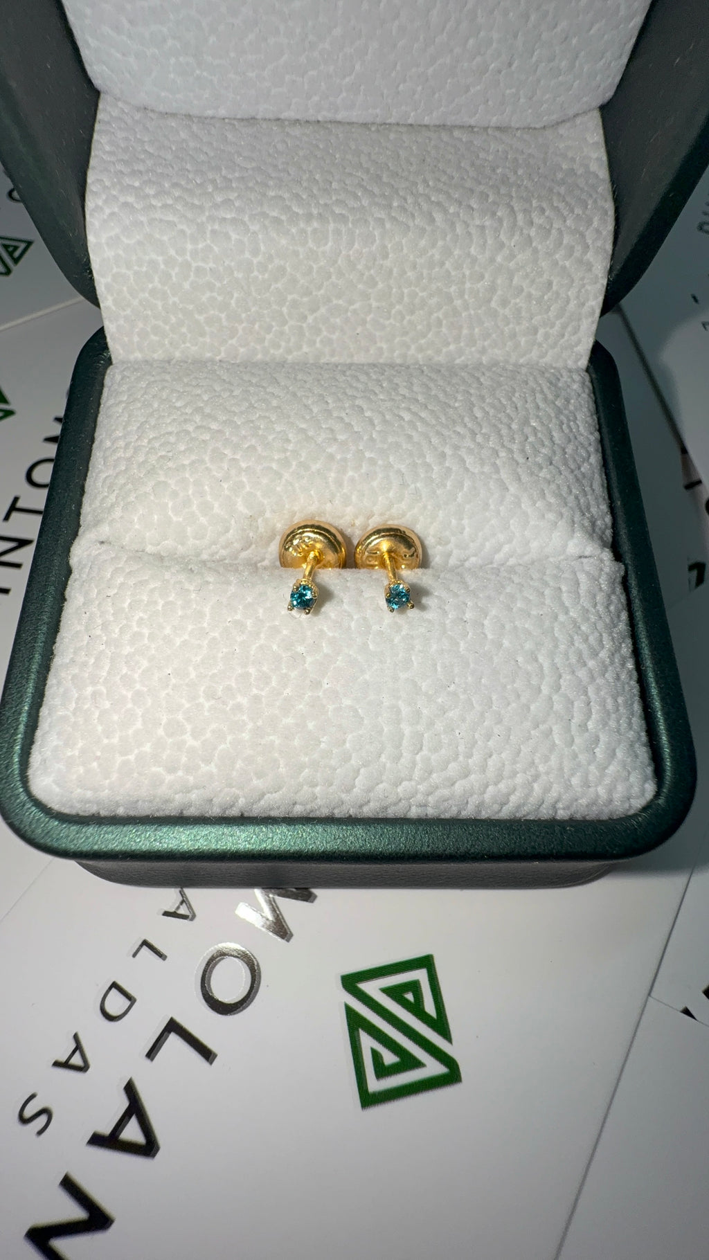 Aretes Topos en Oro Diamante Azul 2mm