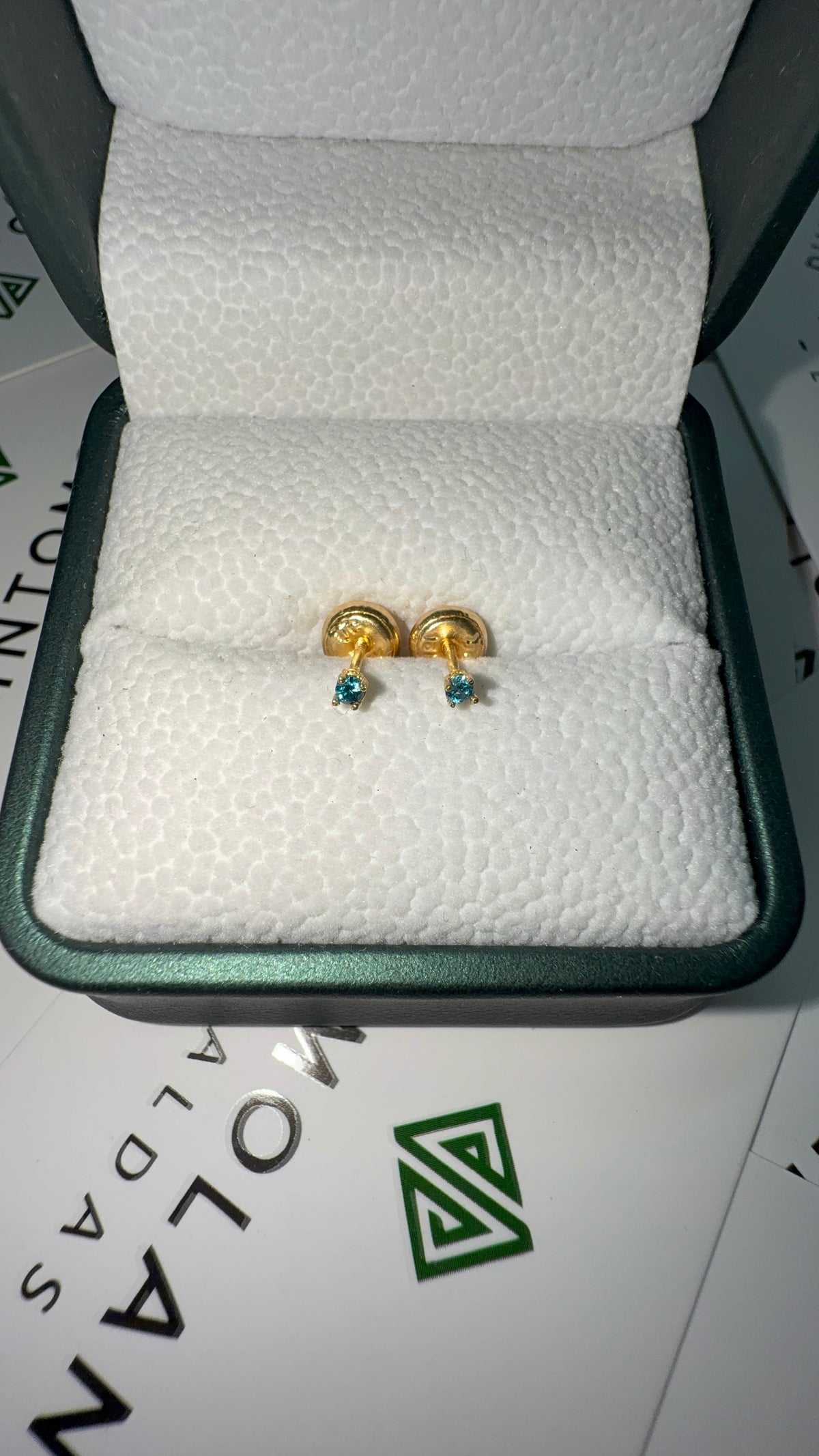 Aretes Topos en Oro Diamante Azul 2mm