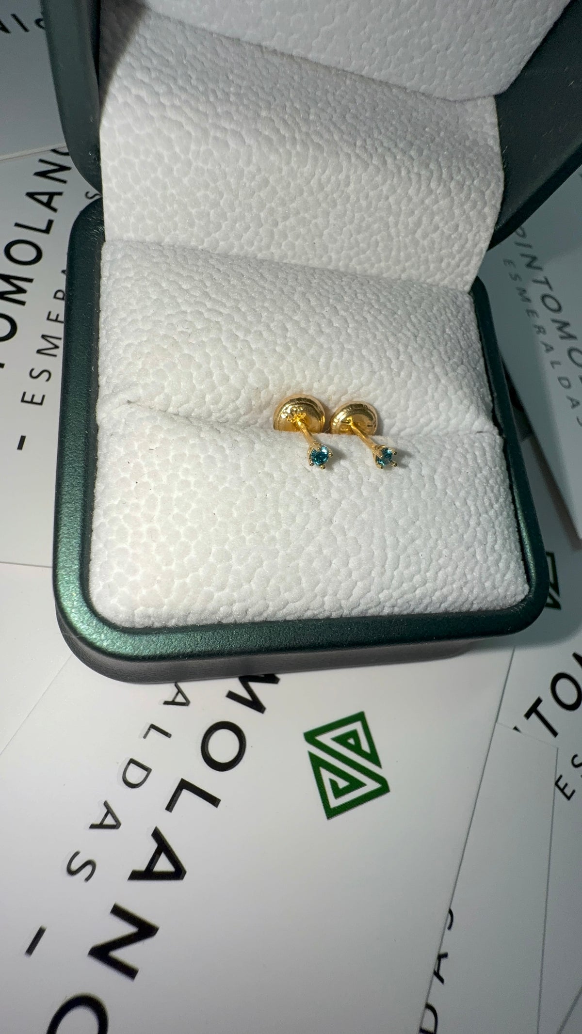 Aretes Topos en Oro Diamante Azul 2mm