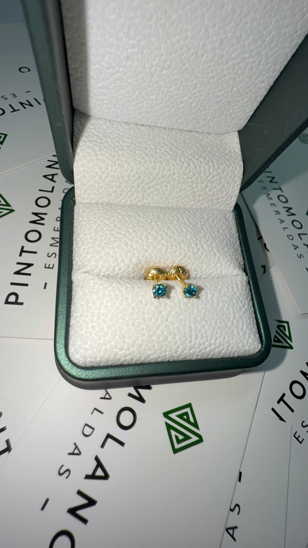 Aretes Topos en Oro Diamante Azul 3mm