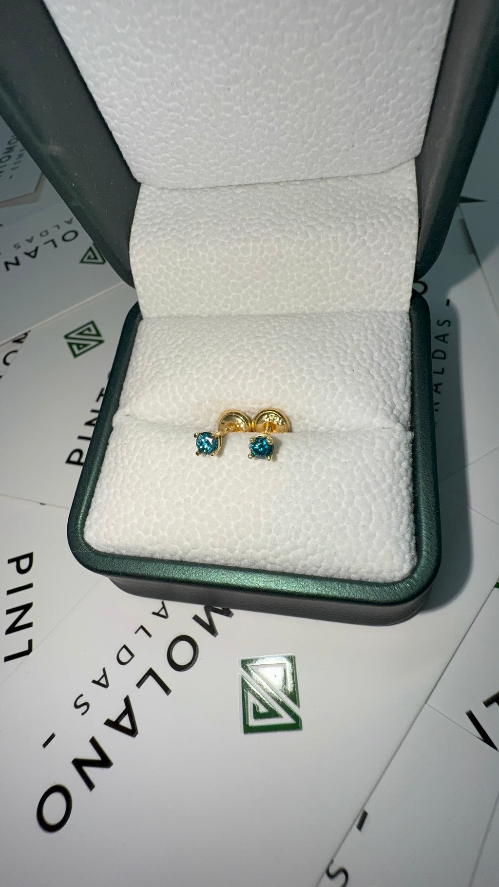 Aretes Topos en Oro Diamante Azul 3mm