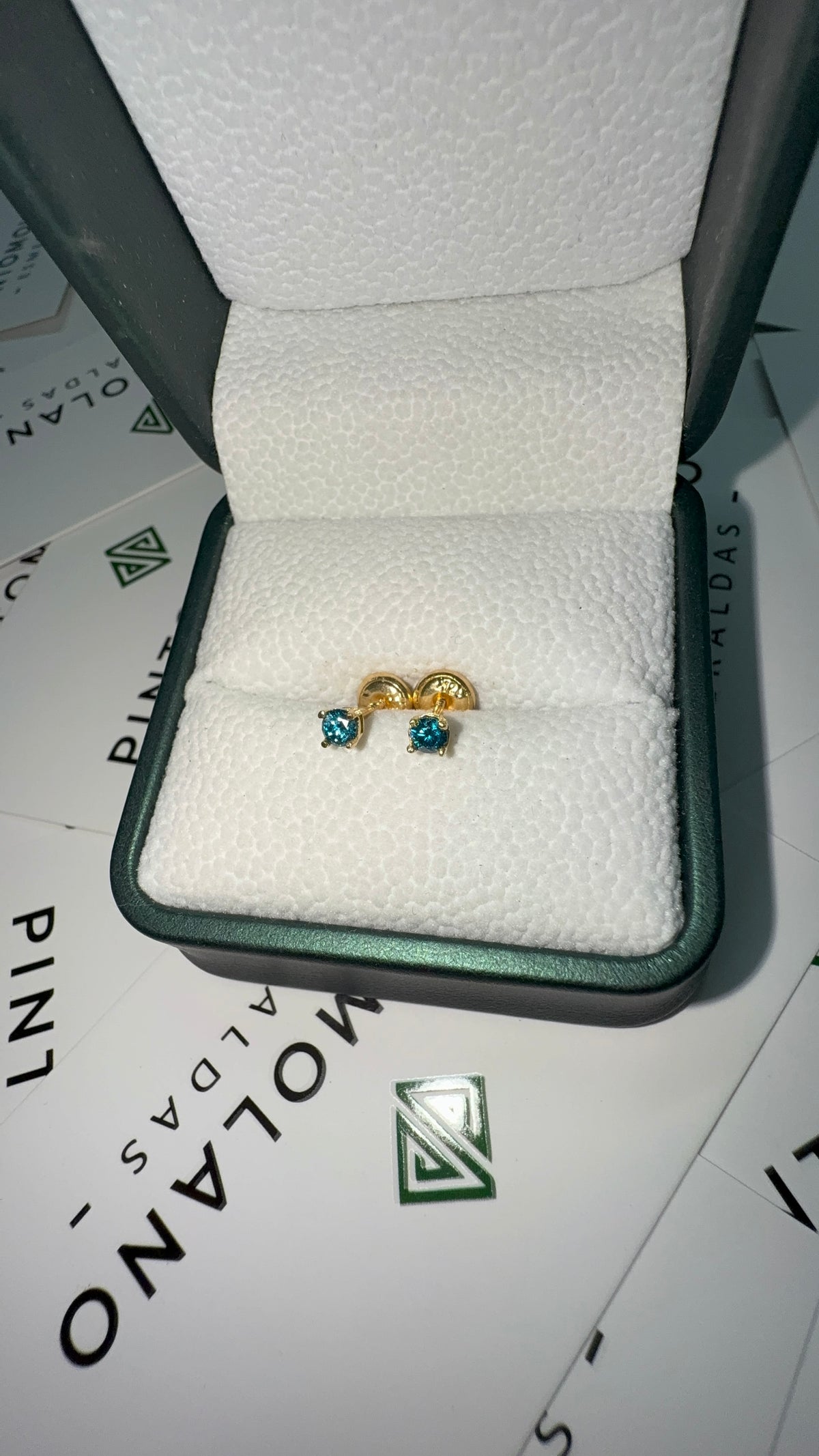 Aretes Topos en Oro Diamante Azul 3mm