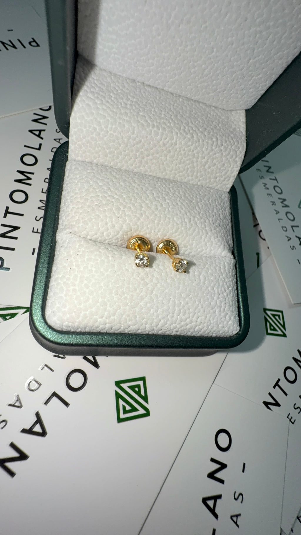 Aretes Topos En Oro con Diamante Blanco 3mm
