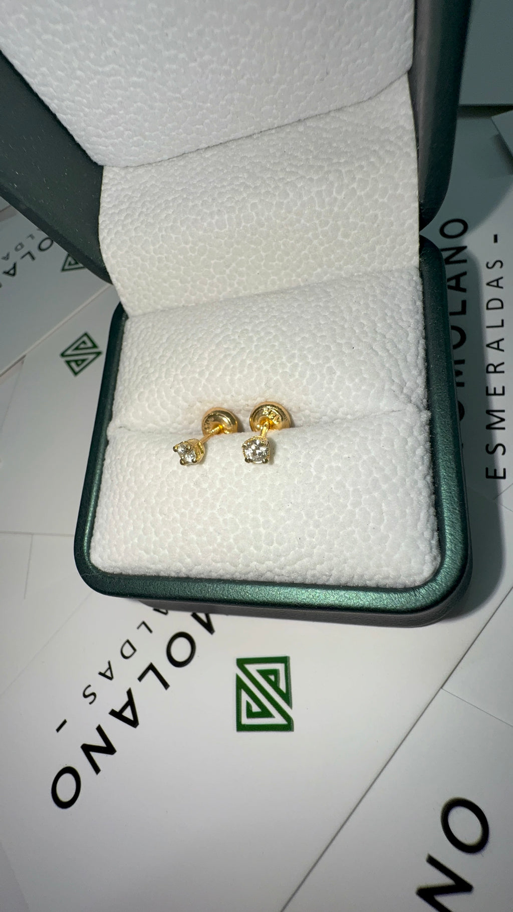 Aretes Topos En Oro con Diamante Blanco 3mm