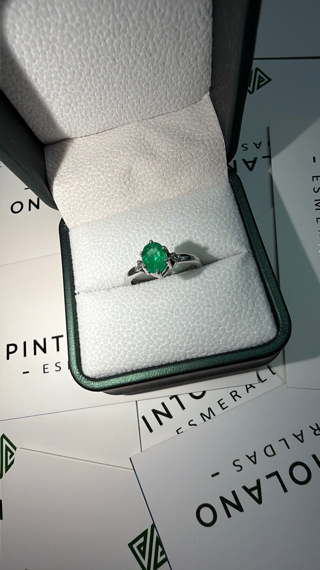 Anillo En Oro Blanco Esmeralda Óvalo y Dos Diamantes - Disponible Para Fabricación