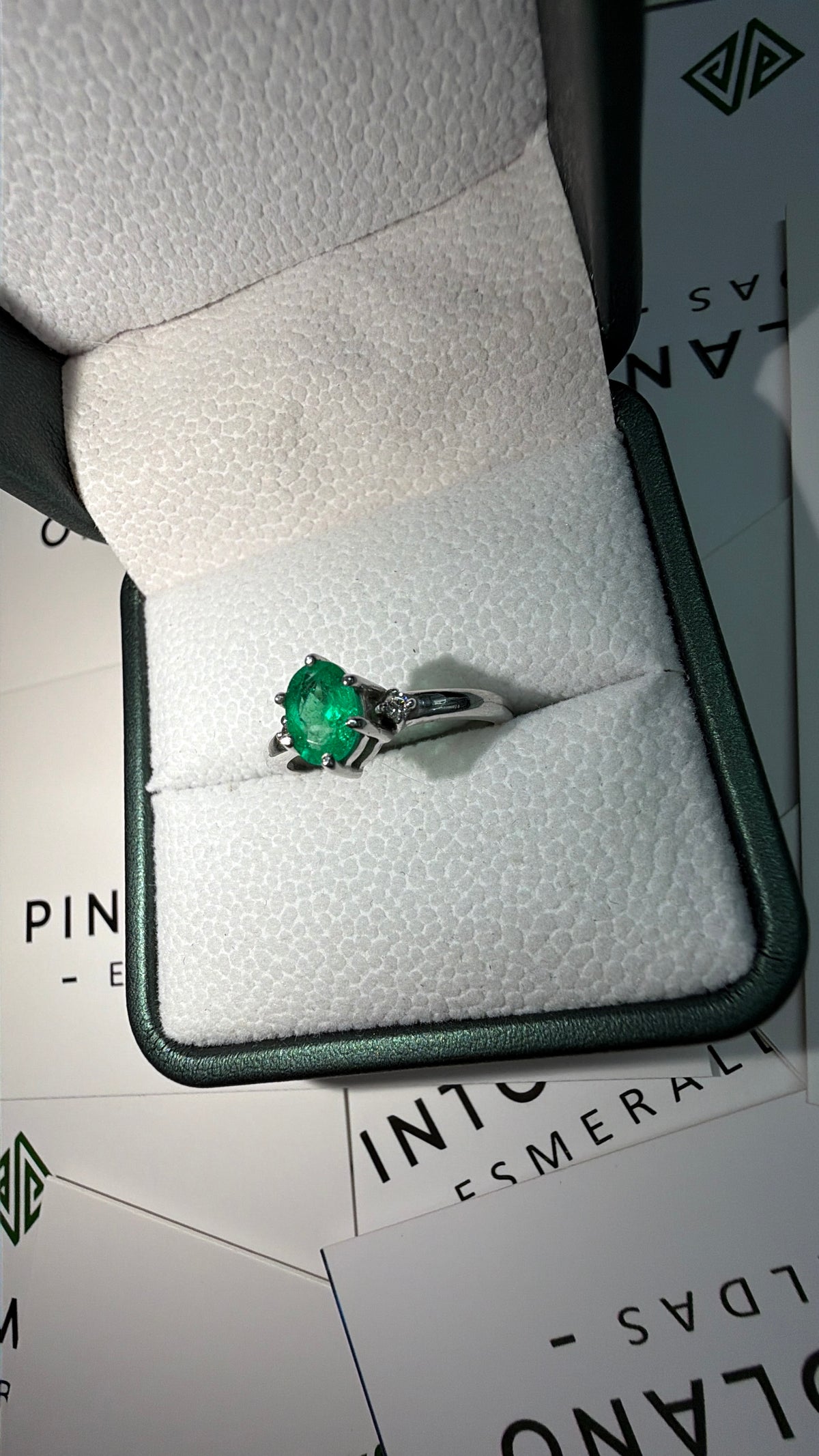 Anillo En Oro Blanco Esmeralda Óvalo y Dos Diamantes - Disponible Para Fabricación