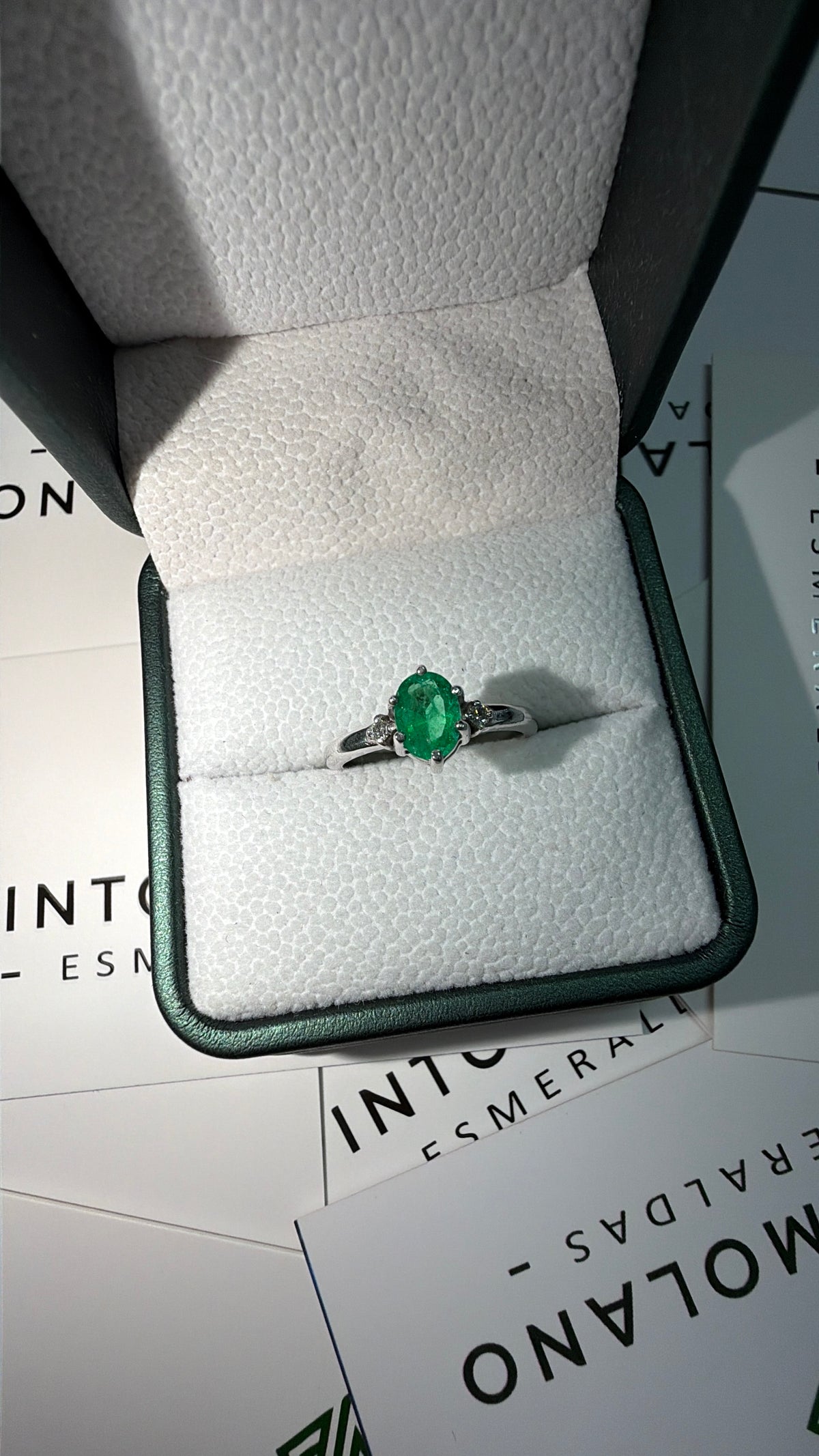 Anillo En Oro Blanco Esmeralda Óvalo y Dos Diamantes - Disponible Para Fabricación