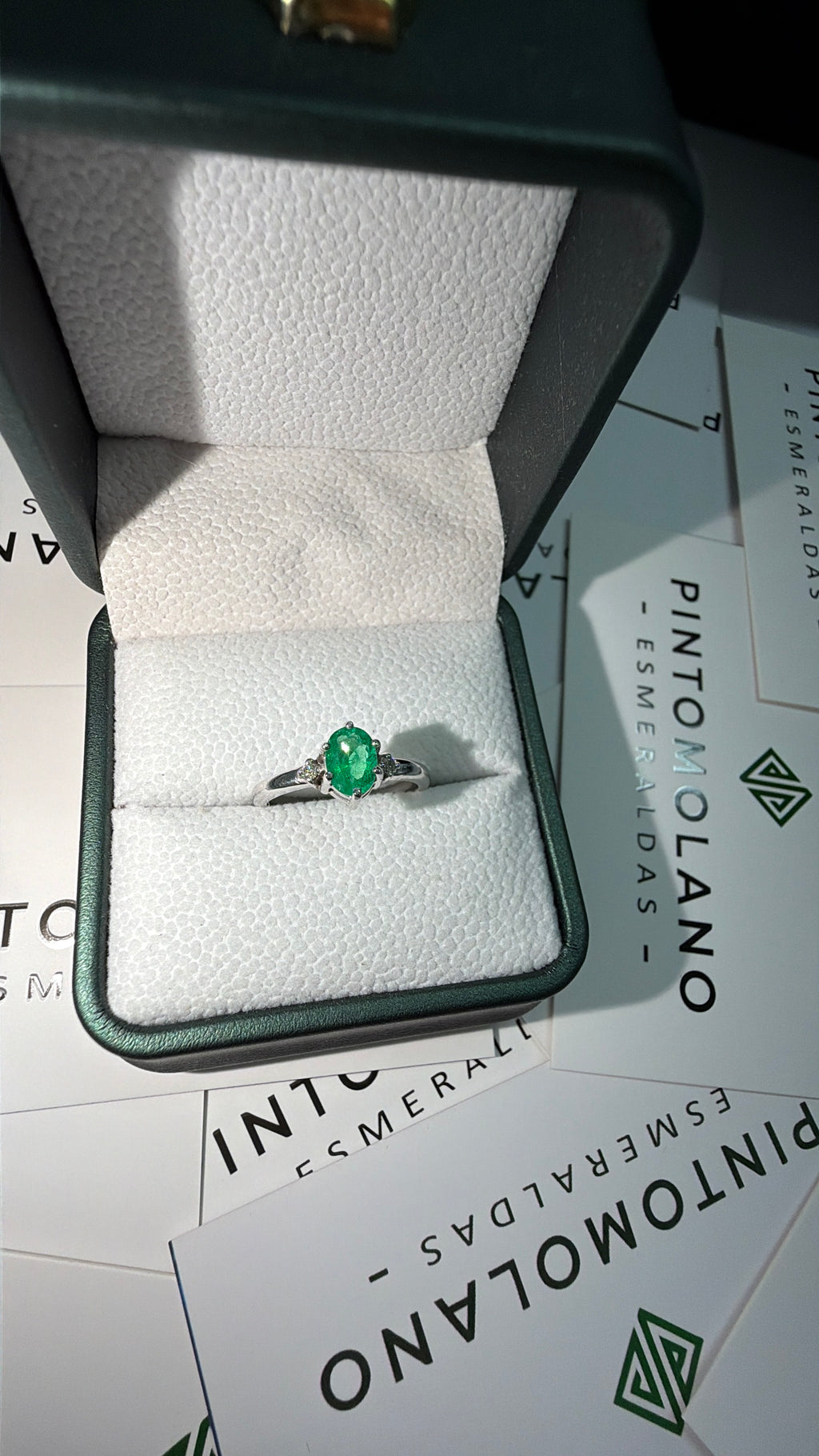 Anillo En Oro Blanco Esmeralda Óvalo y Dos Diamantes - Disponible Para Fabricación
